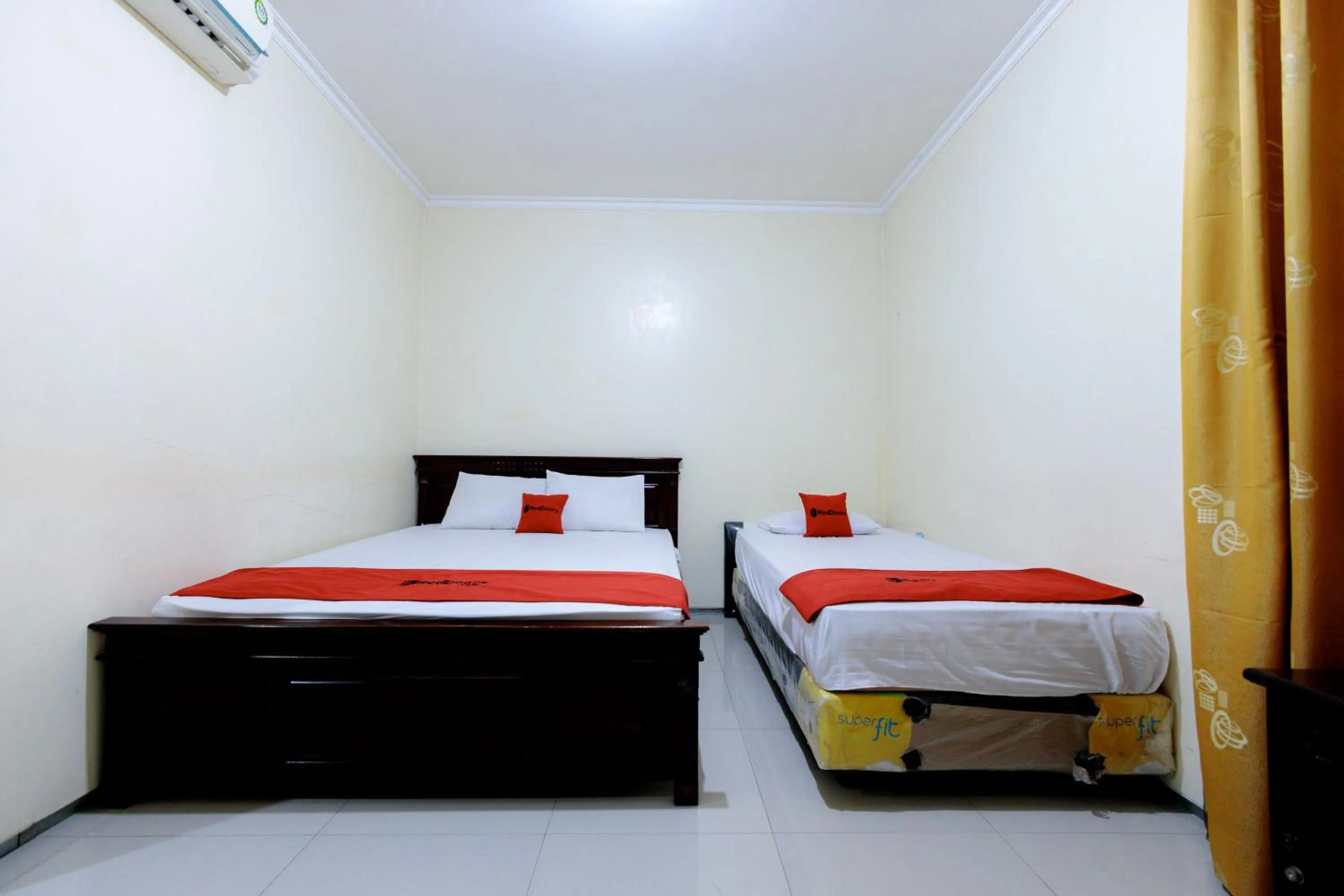 Bed in RedDoorz Syariah at Delta Sari Aloha Waru