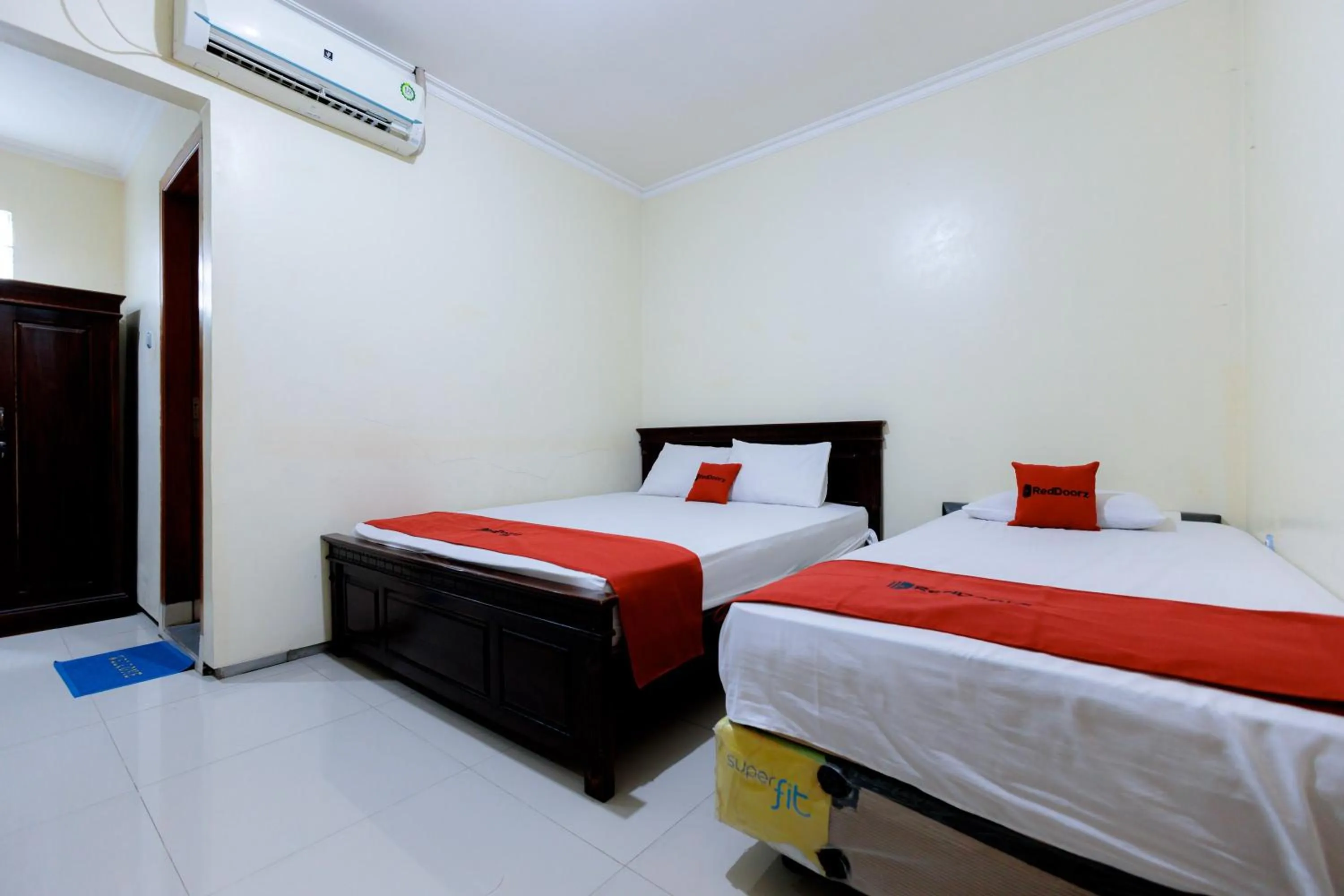 Bed in RedDoorz Syariah at Delta Sari Aloha Waru