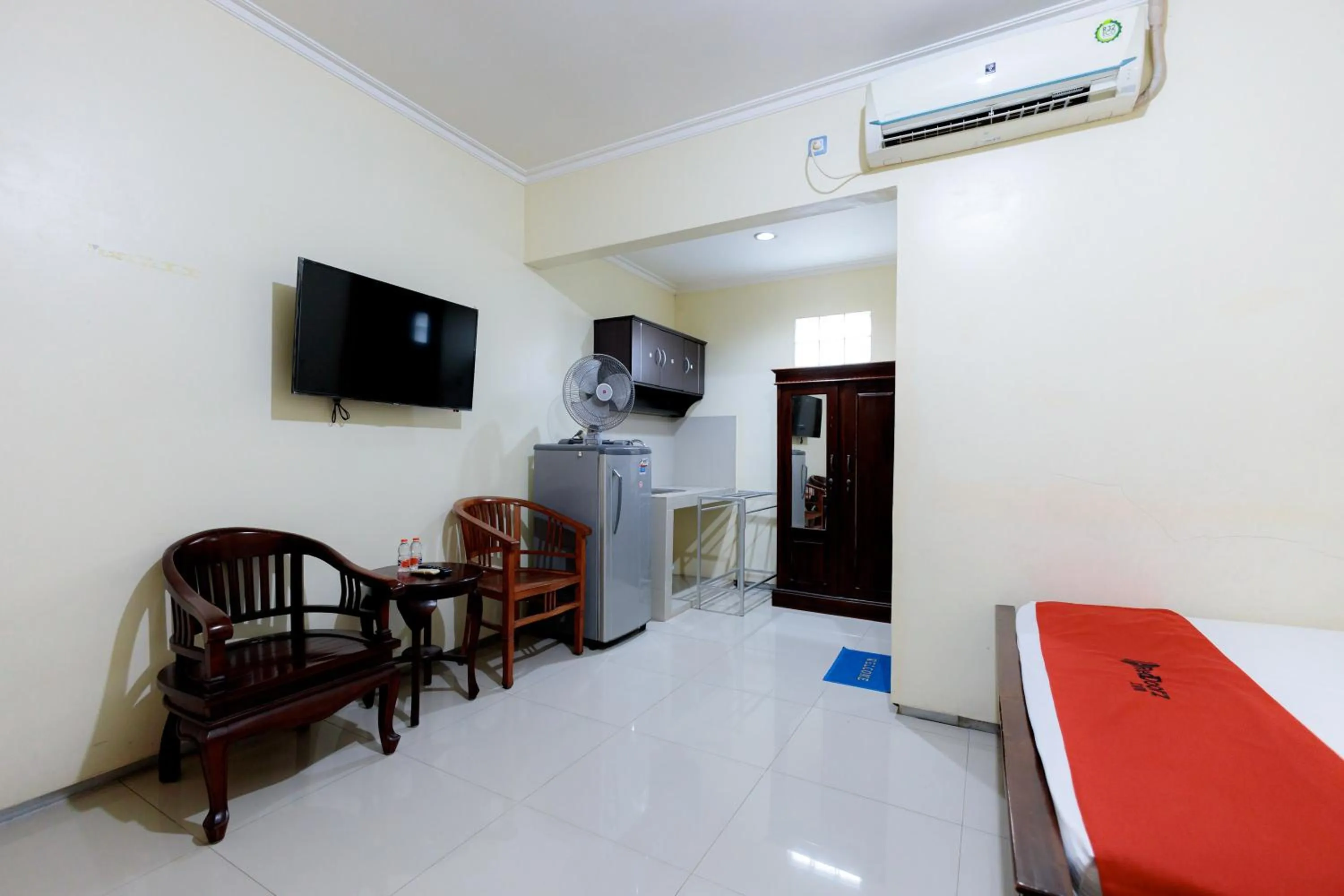 Bed in RedDoorz Syariah at Delta Sari Aloha Waru