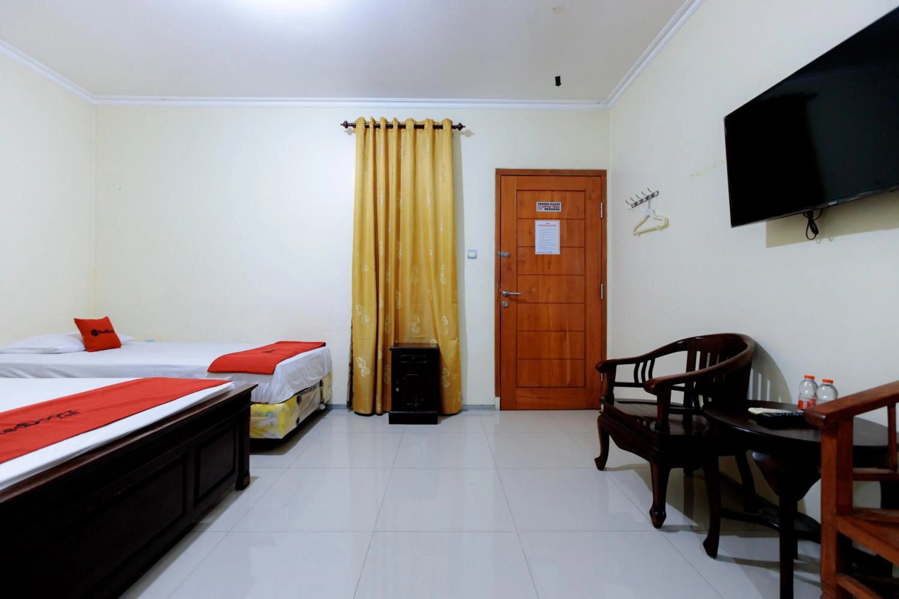 Bed in RedDoorz Syariah at Delta Sari Aloha Waru