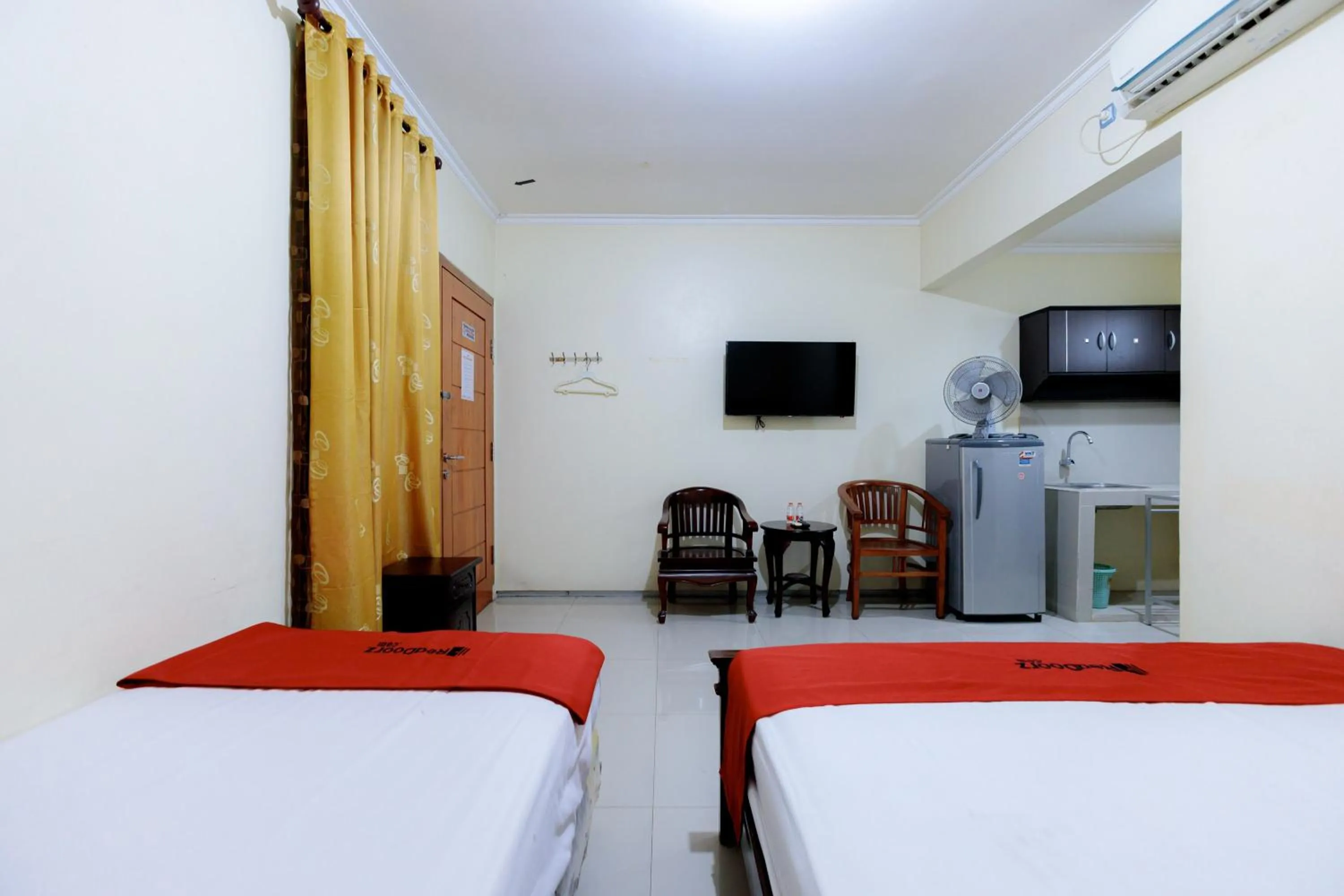 Bed in RedDoorz Syariah at Delta Sari Aloha Waru