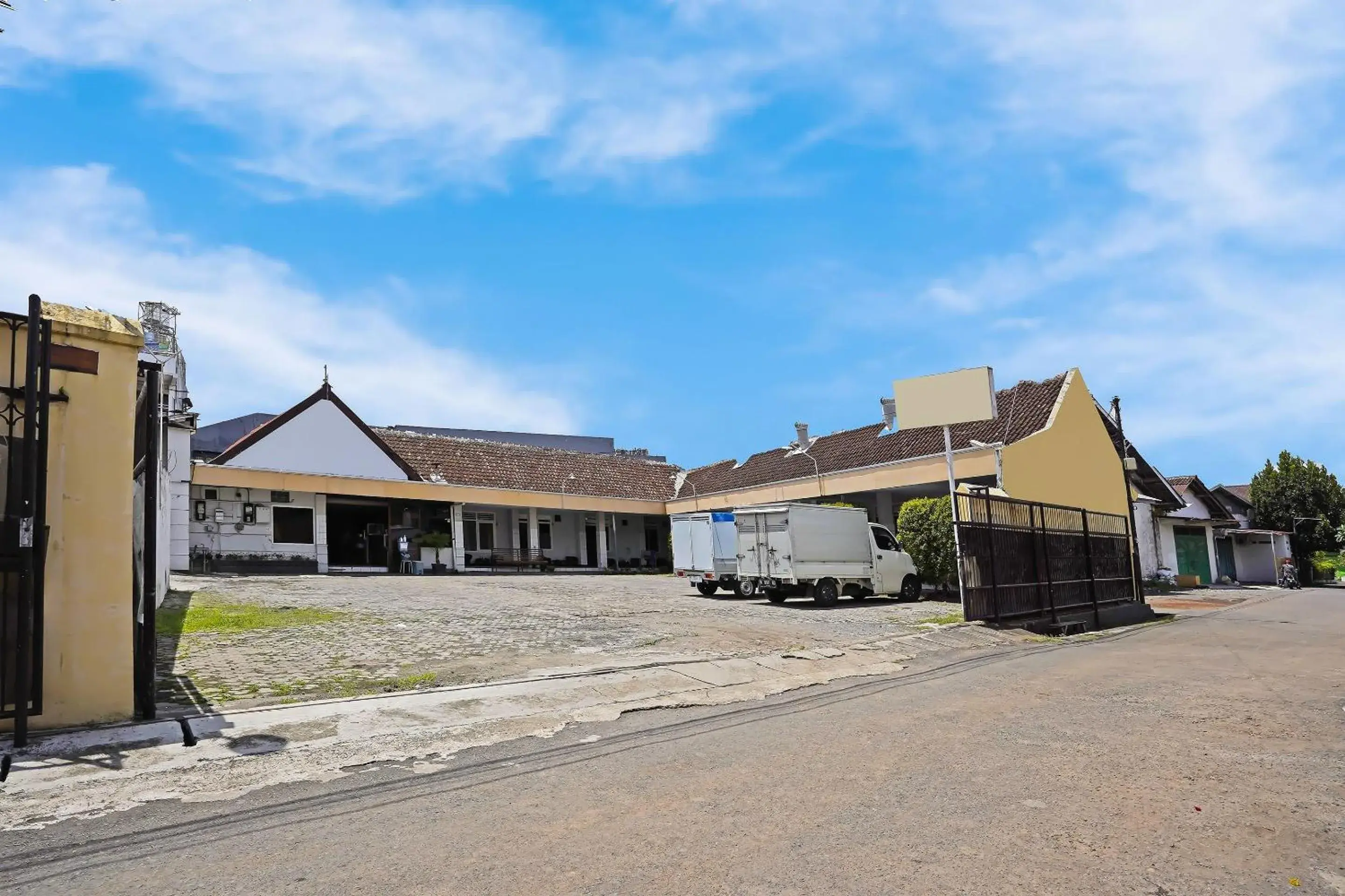 Facade/entrance in Hotel O Anugerah Facade/entrance in Hotel O Anugerah
