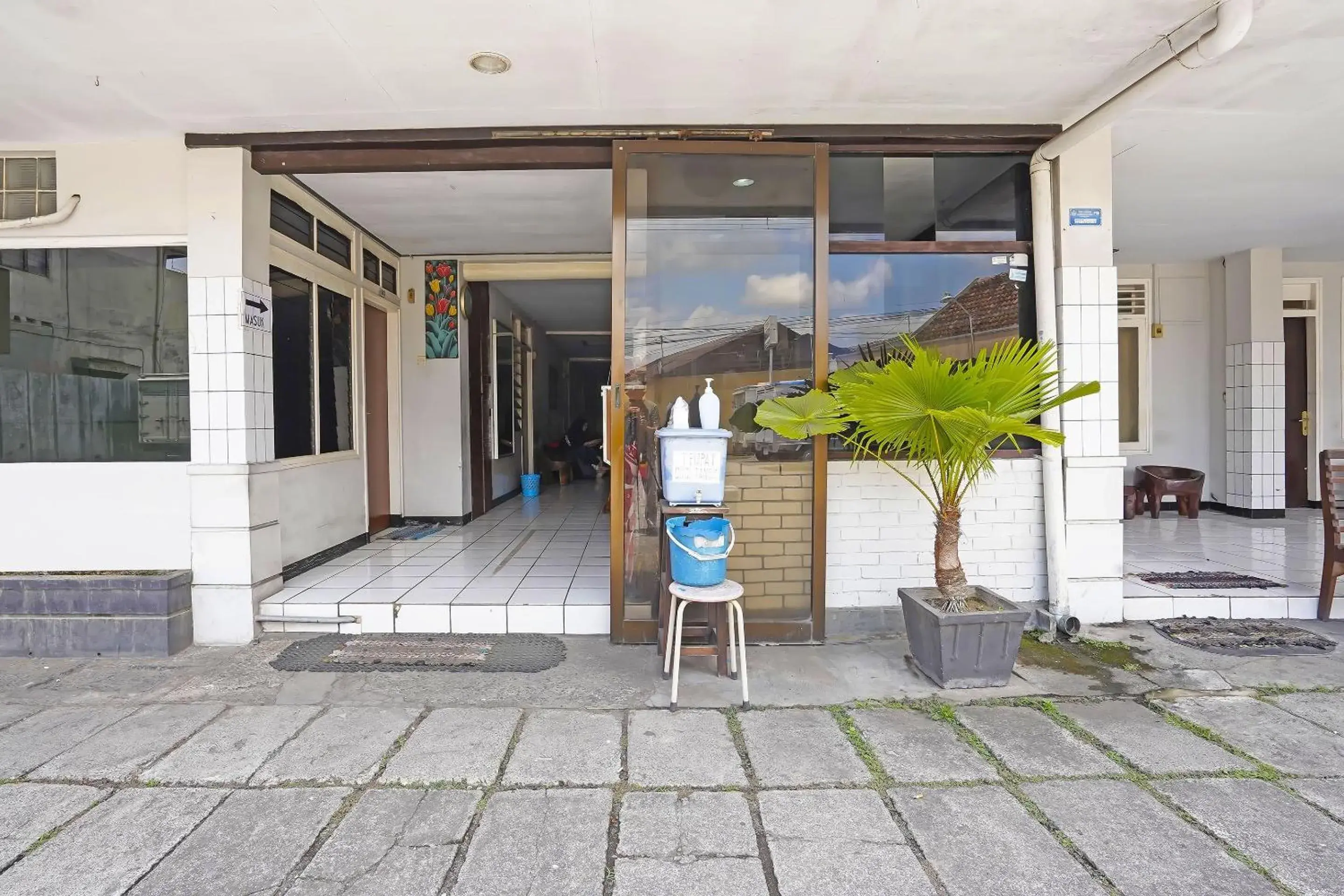 Facade/entrance in Hotel O Anugerah Facade/entrance in Hotel O Anugerah