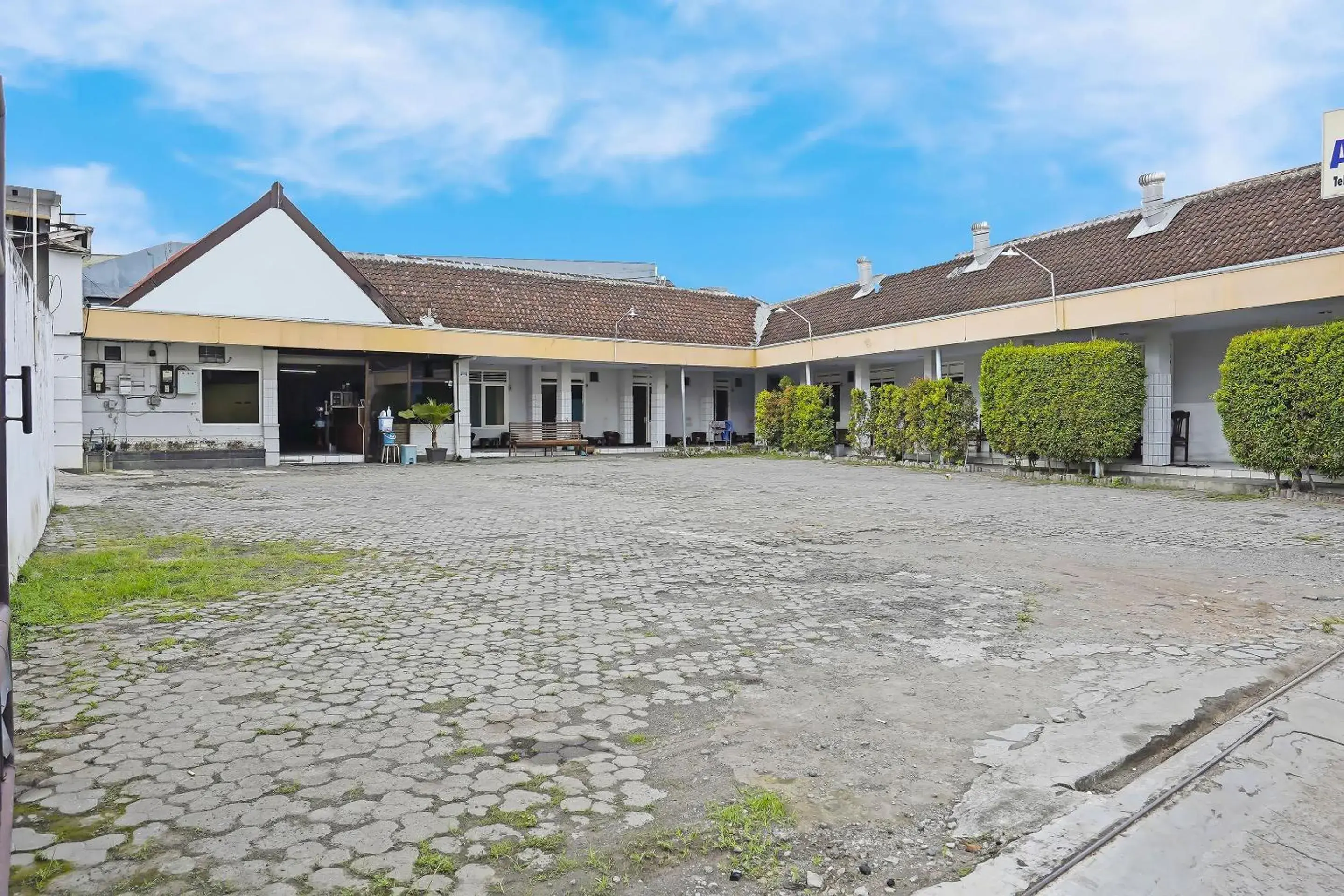 Facade/entrance in Hotel O Anugerah Facade/entrance in Hotel O Anugerah