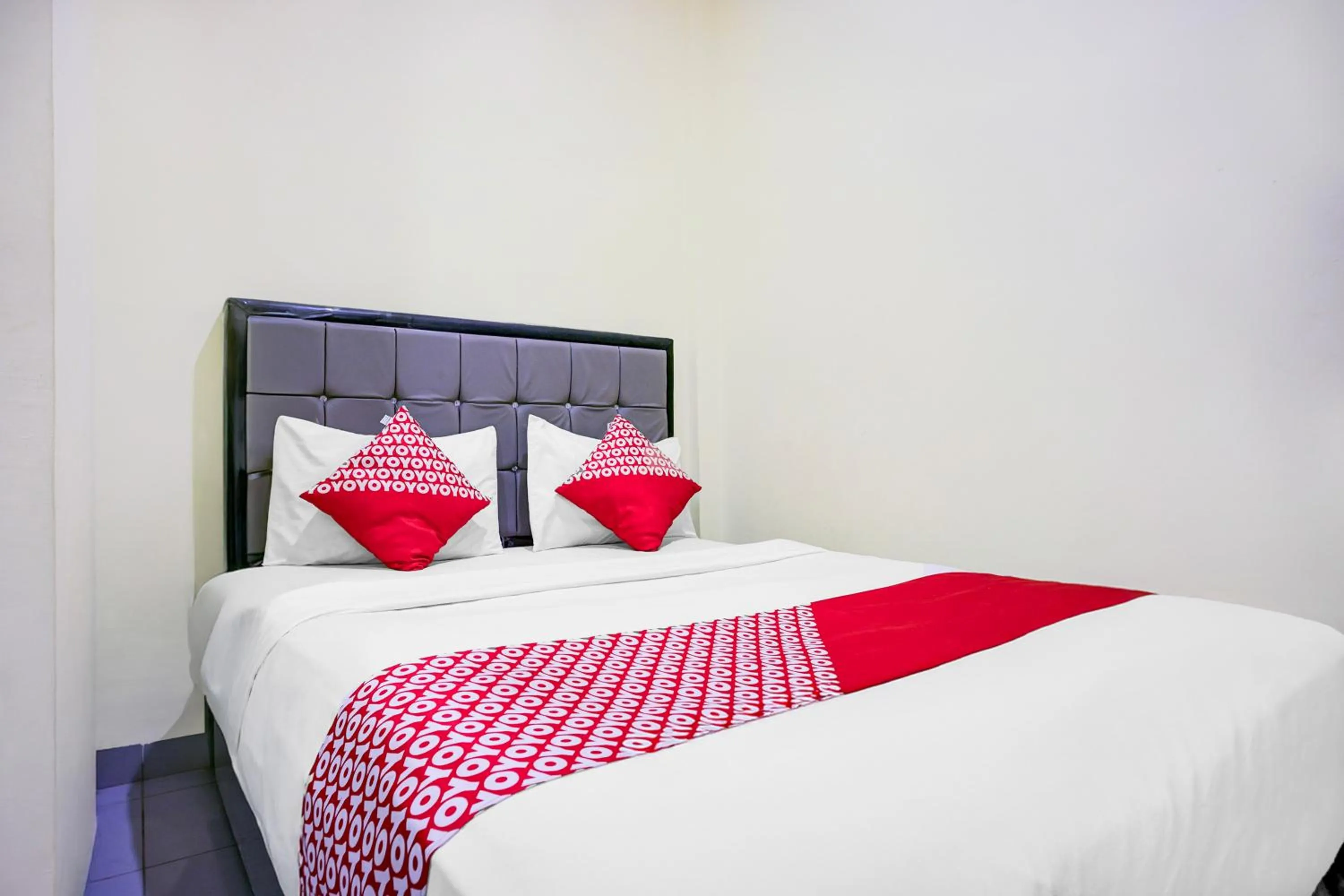 Bedroom, Bed in Hotel O Balige City Near Tugu Juara Monang