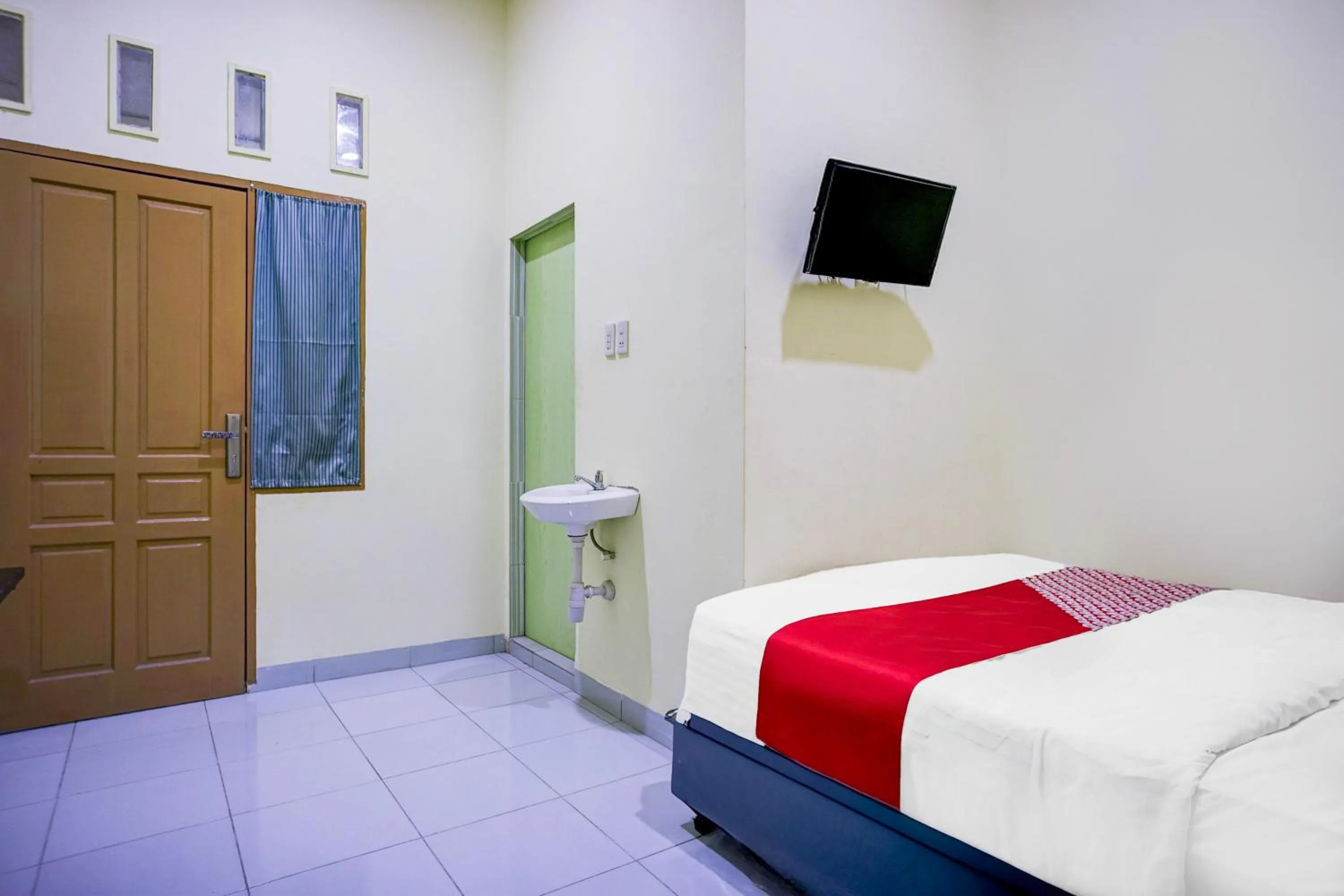 Bedroom, Bed in Hotel O Balige City Near Tugu Juara Monang