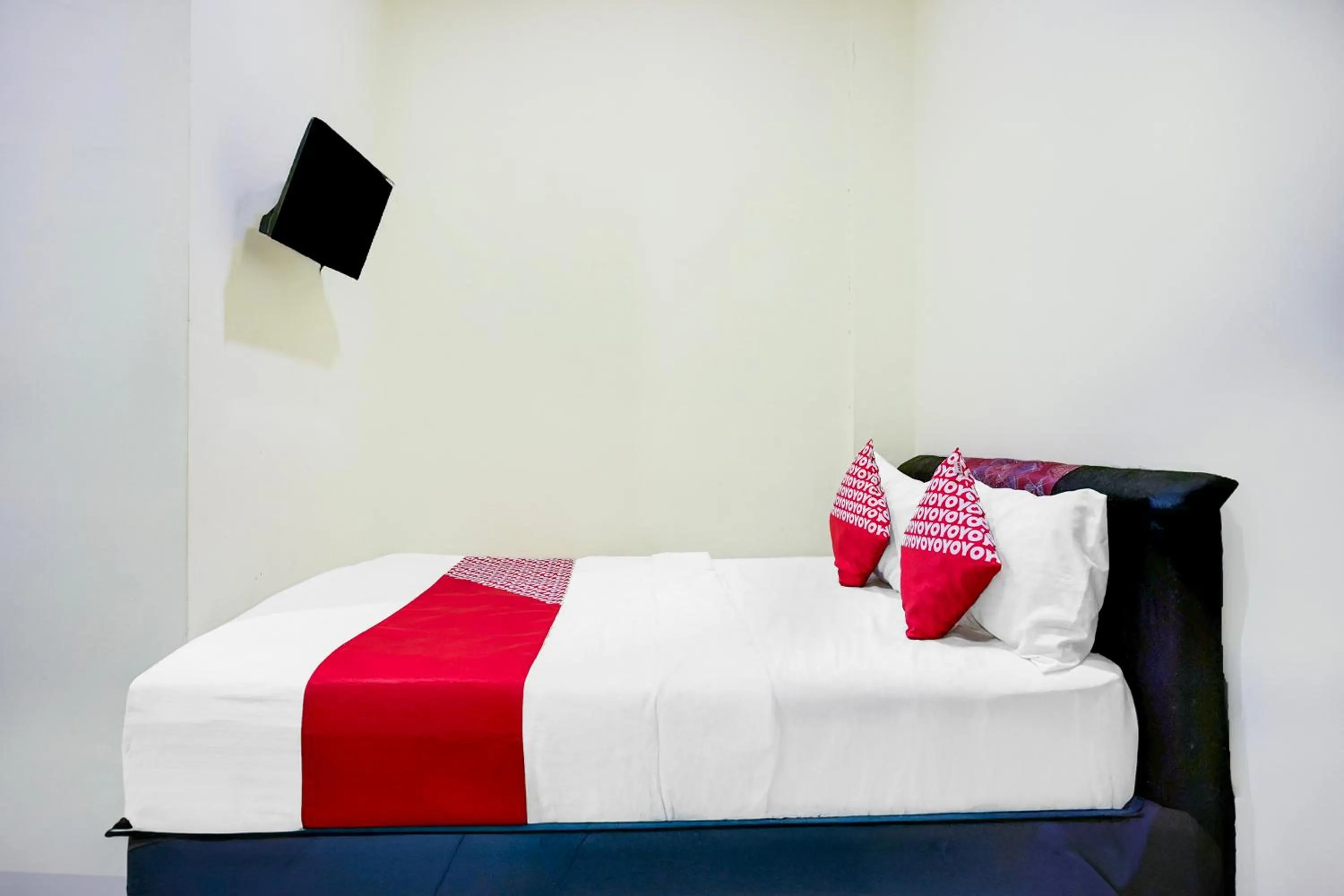 Bedroom, Bed in Hotel O Balige City Near Tugu Juara Monang