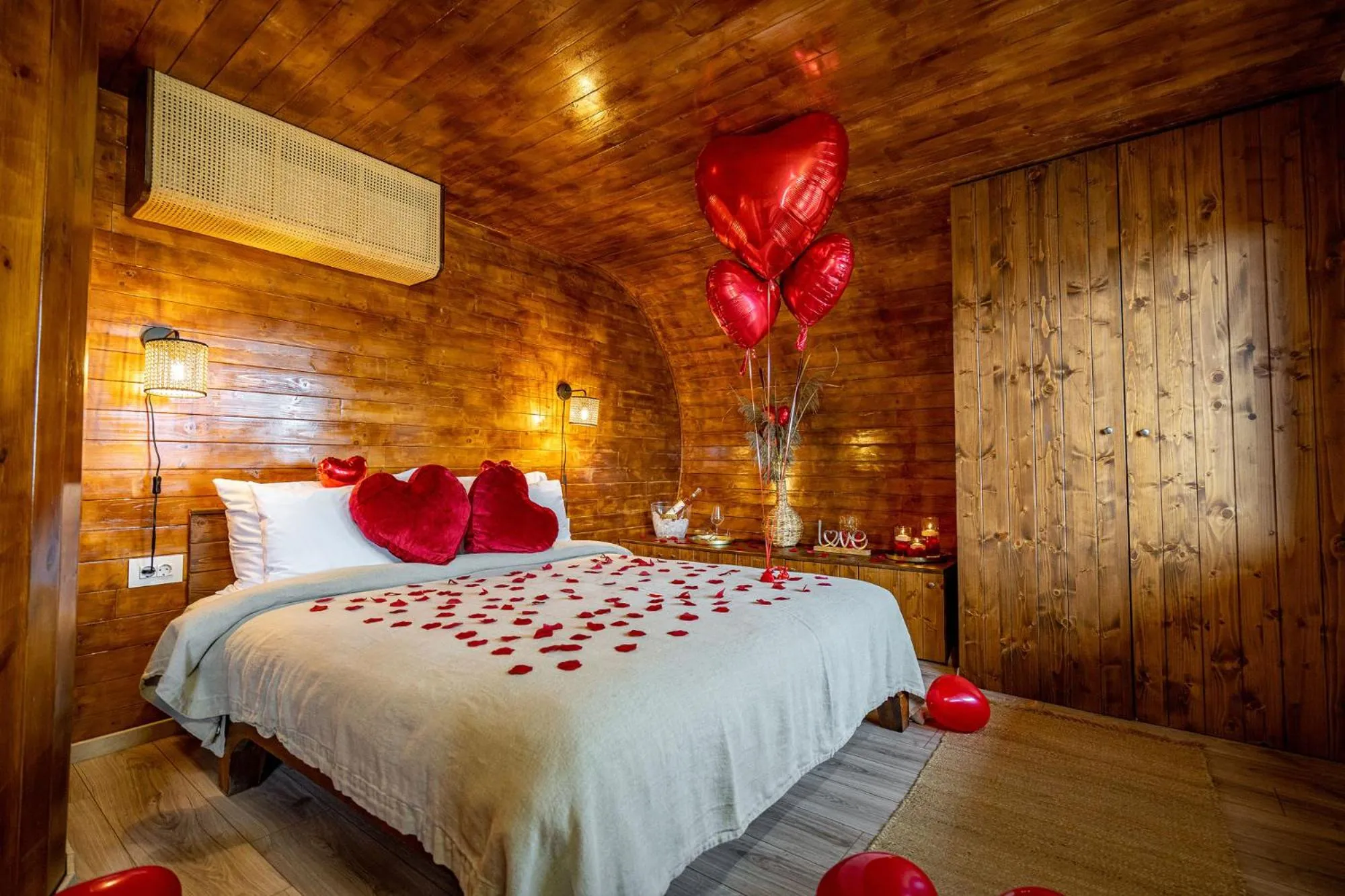 Bed in Razelm Luxury Resort