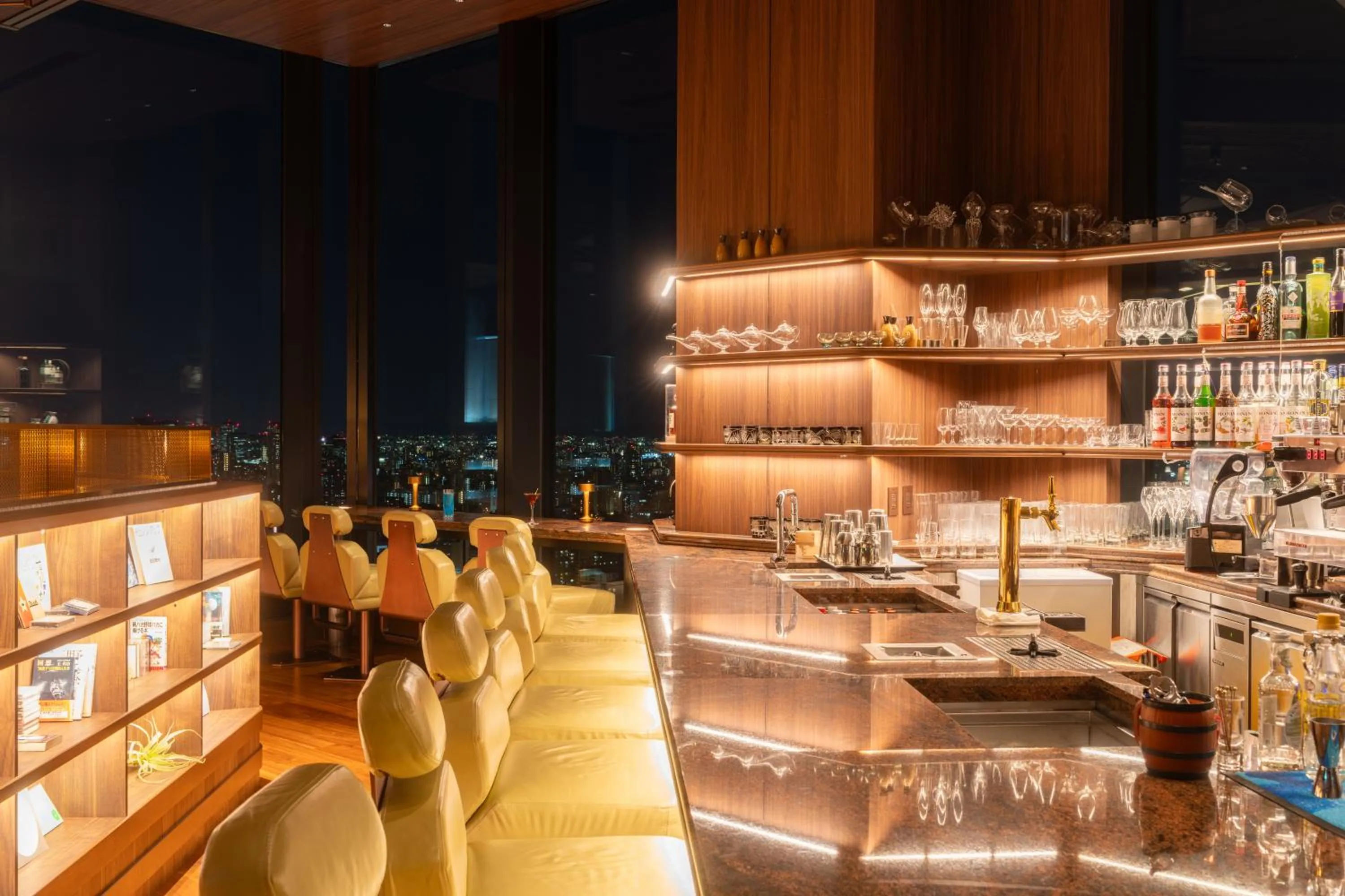 Lounge or bar in Centara Grand Hotel Osaka