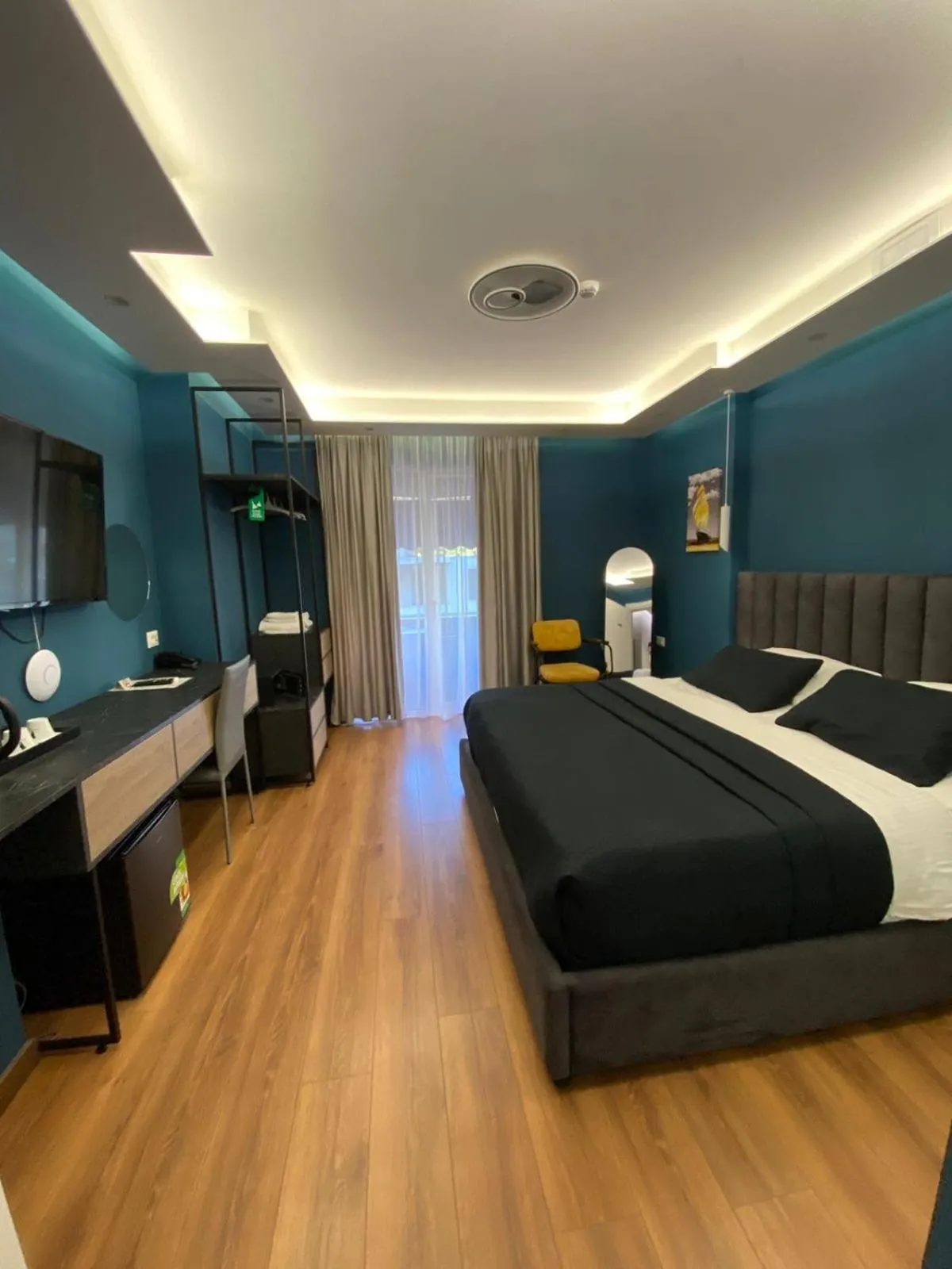 Photo of the whole room, Bed in Peaky Hotel