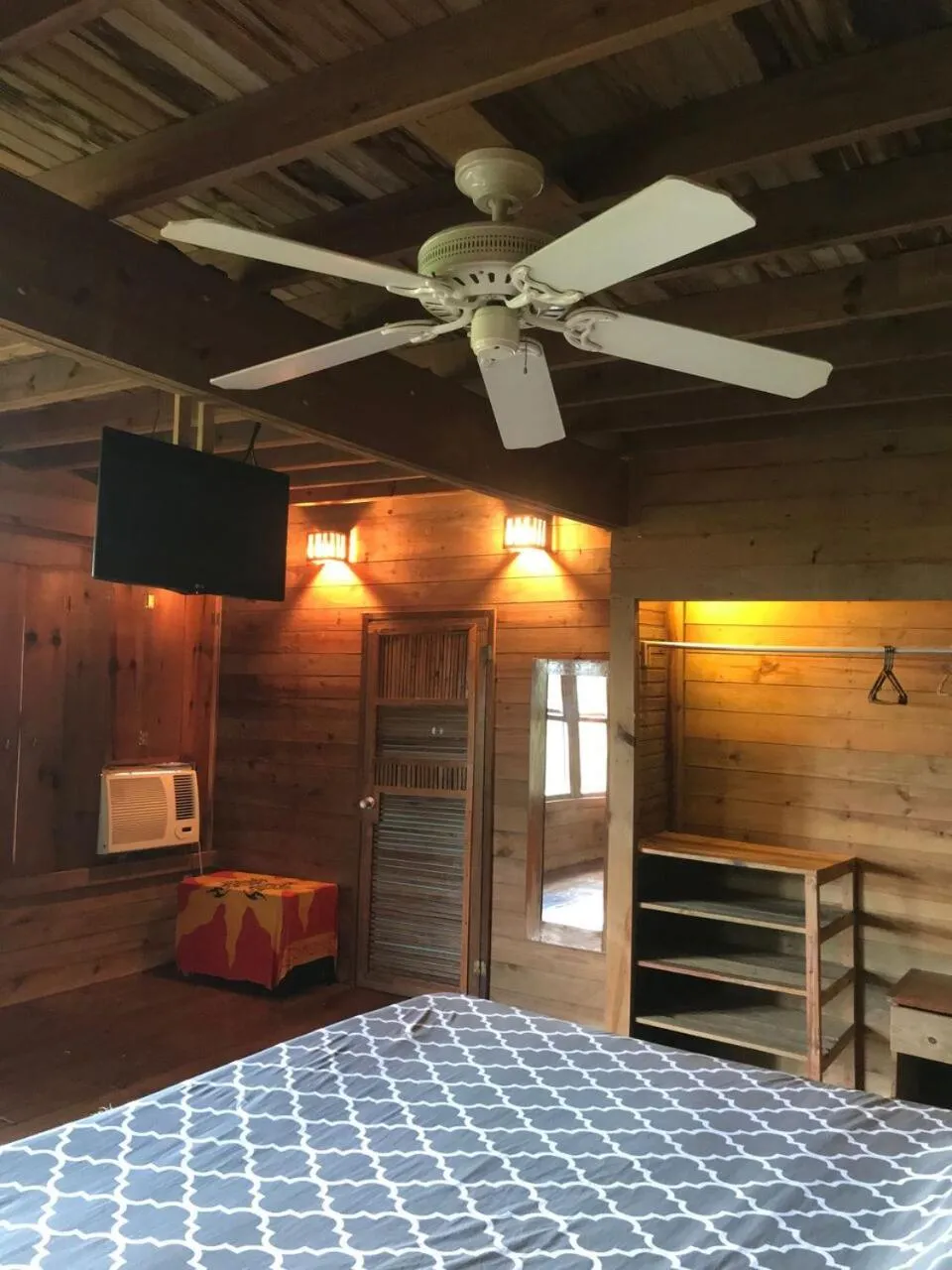 Communal lounge/ TV room in Roatan Bed & Breakfast Apartments