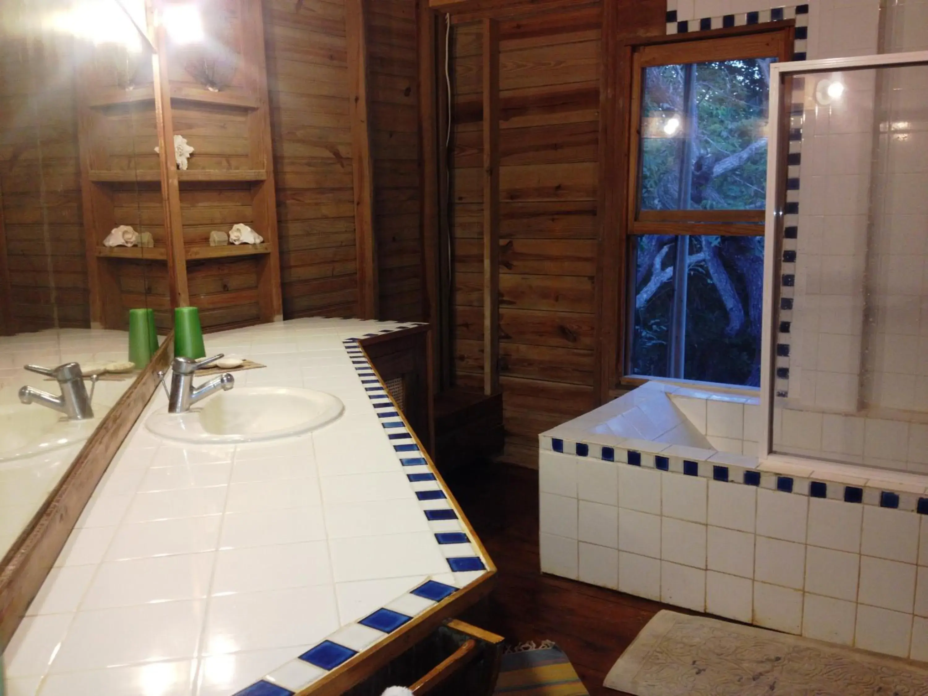 Double Room in Roatan Bed & Breakfast Apartments Double Room in Roatan Bed & Breakfast Apartments