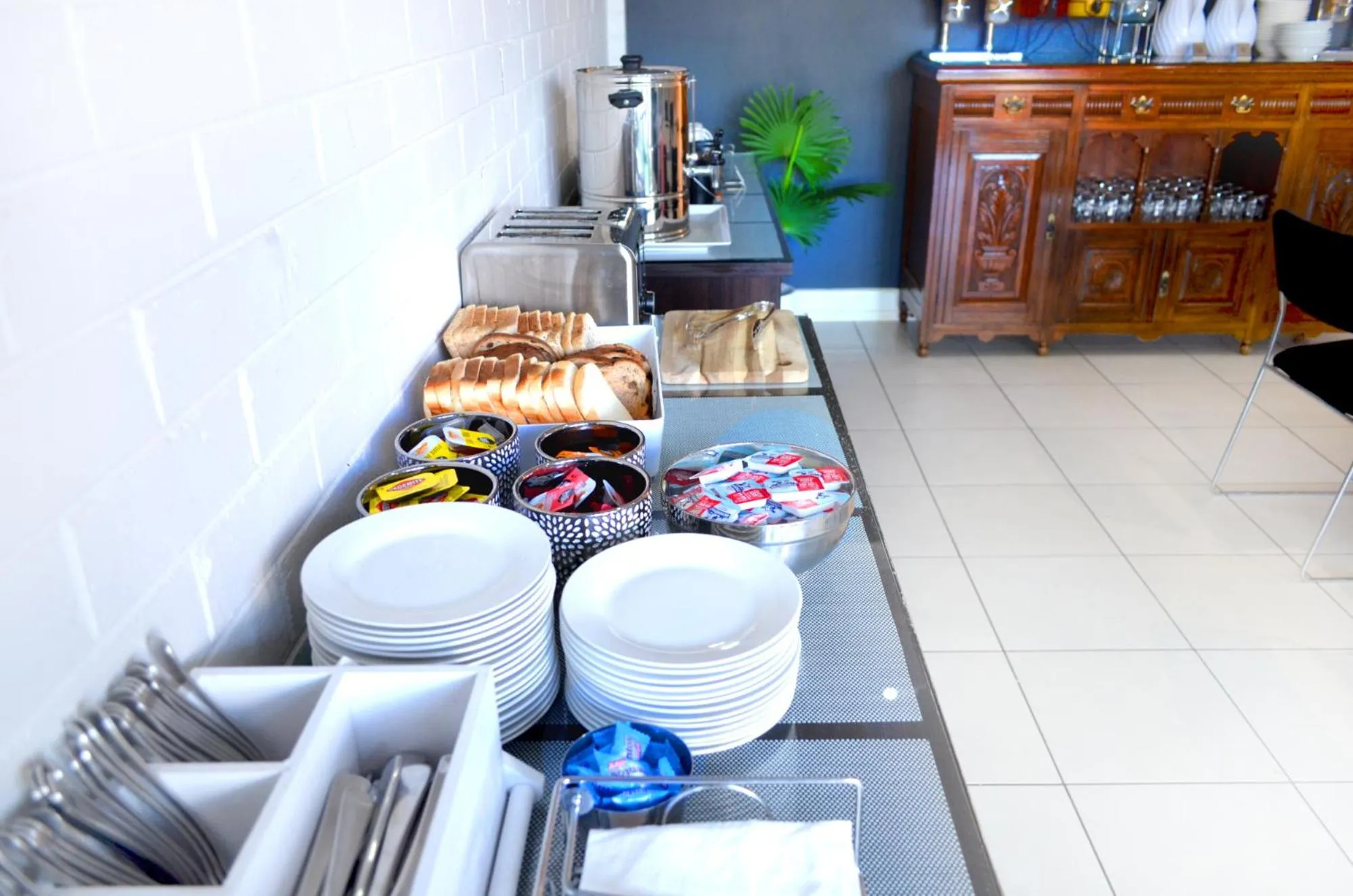 Buffet breakfast in Mackellar Motel