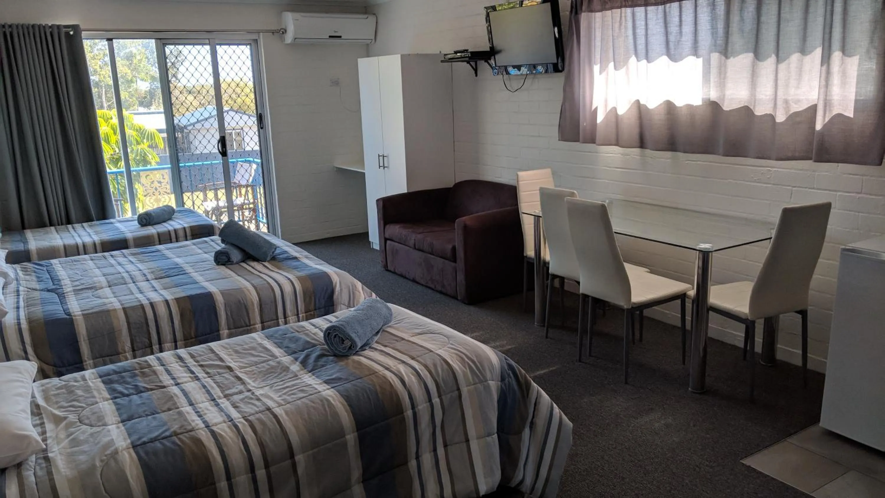 Photo of the whole room, Bed in Harrington Village Motel