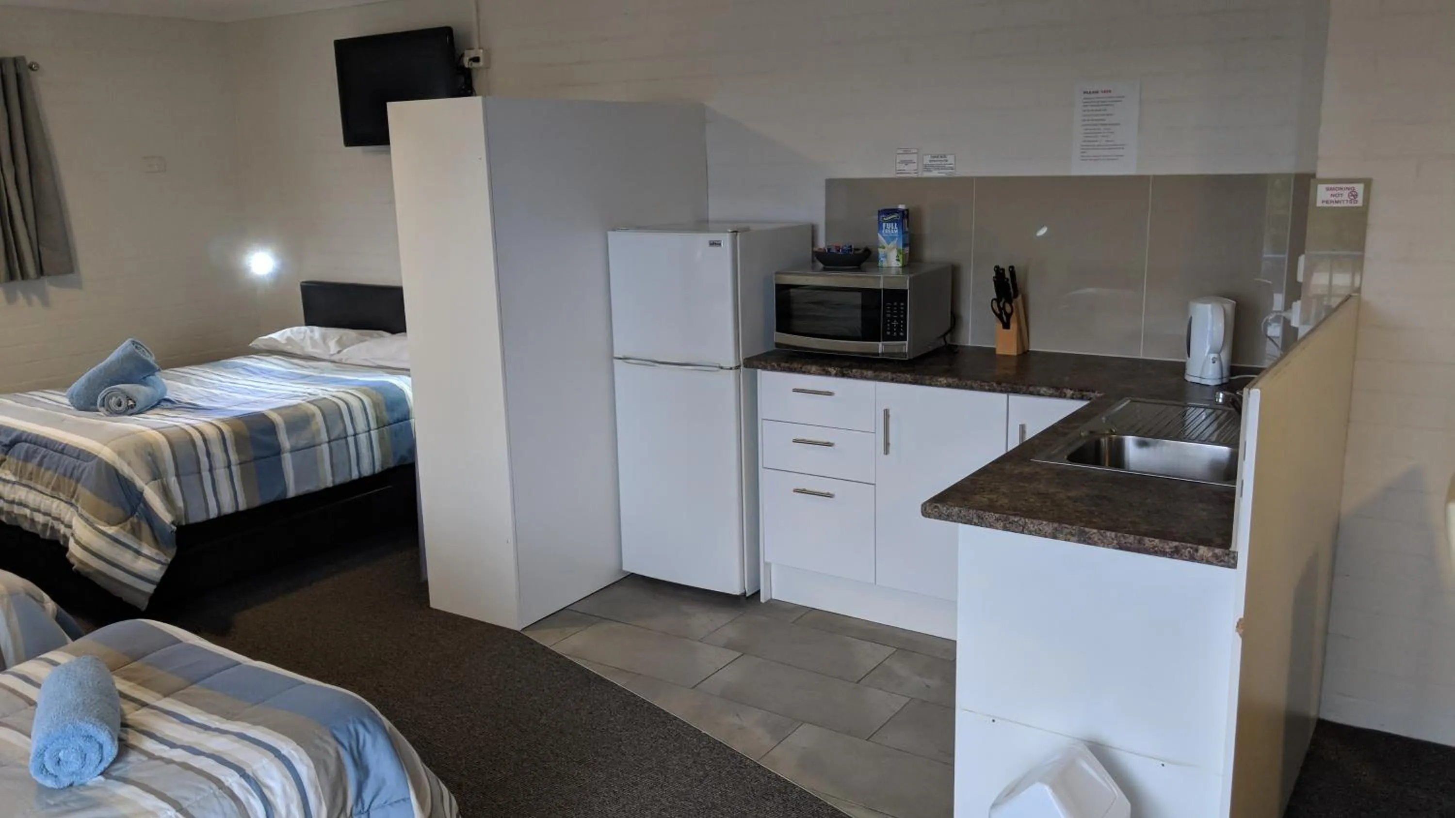 Kitchen or kitchenette, Bed in Harrington Village Motel