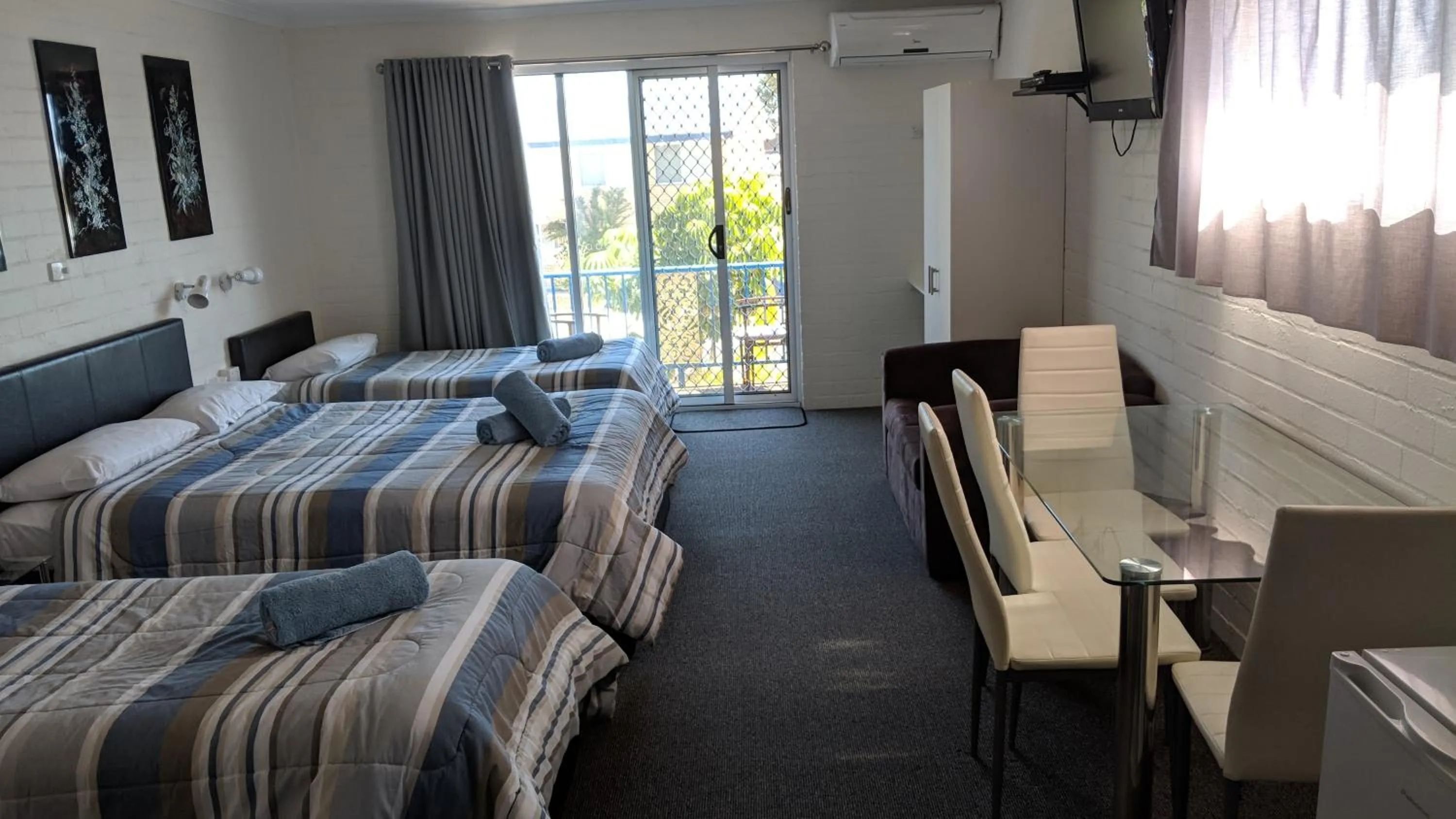 Photo of the whole room, Bed in Harrington Village Motel