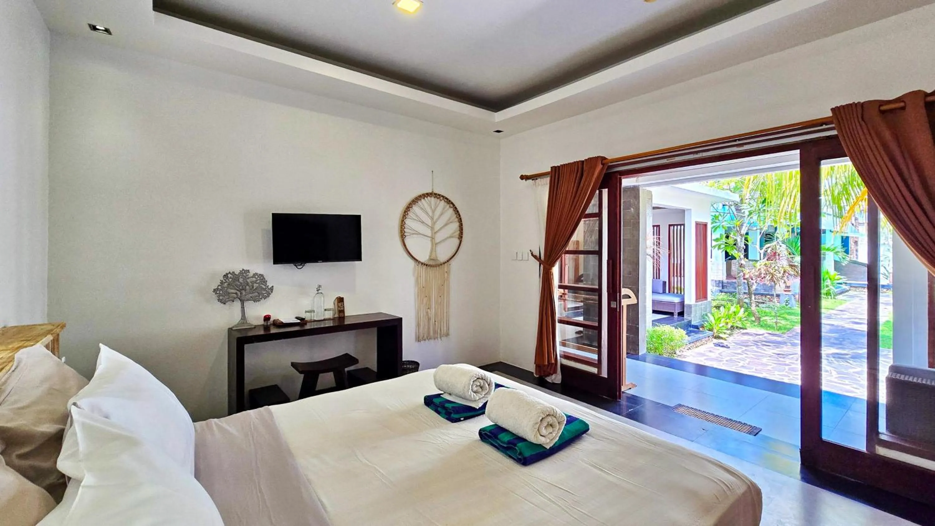 Photo of the whole room, Bed in Kies Villas Lombok