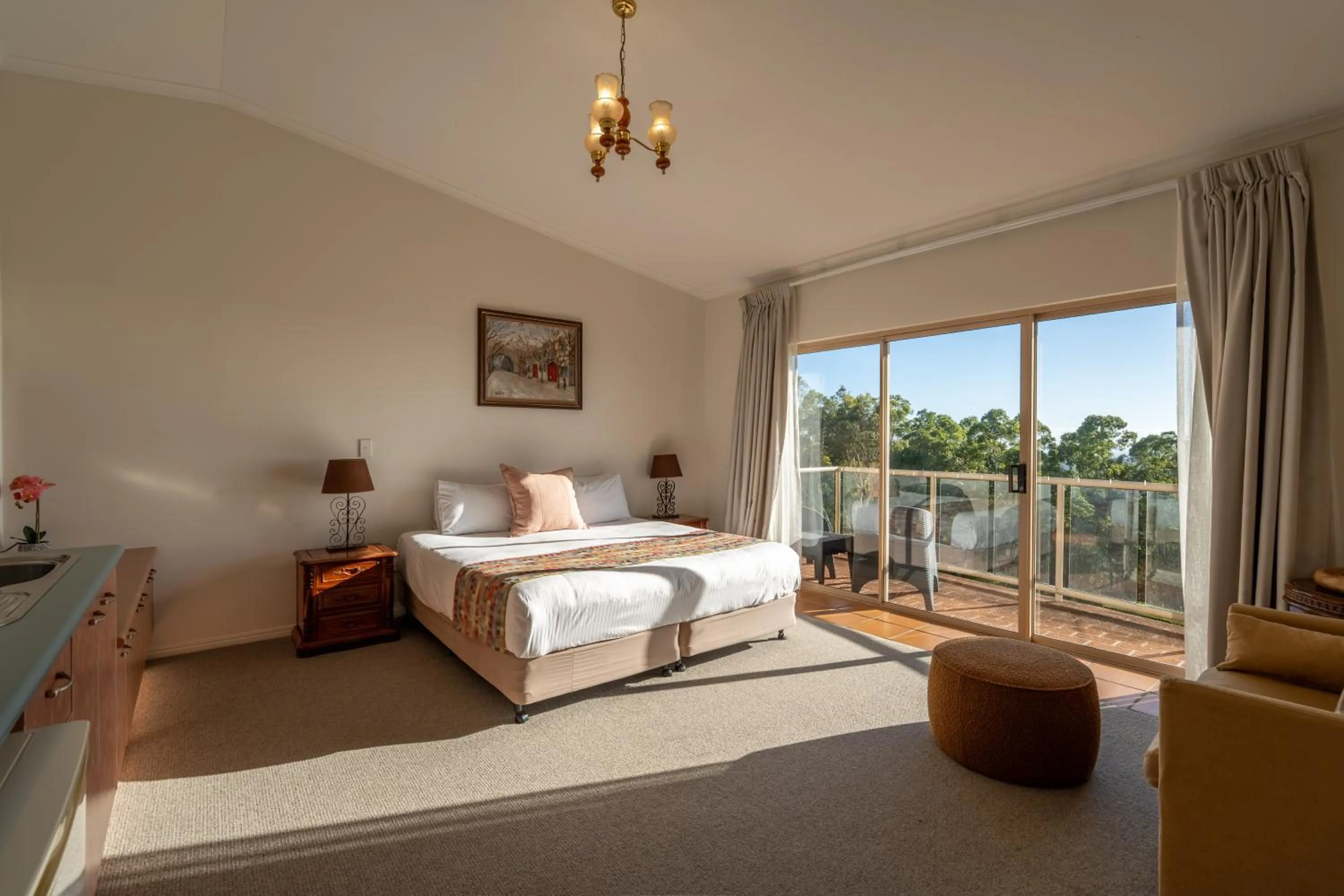 Balcony/Terrace, Bed in Eagle Heights Mountain Resort