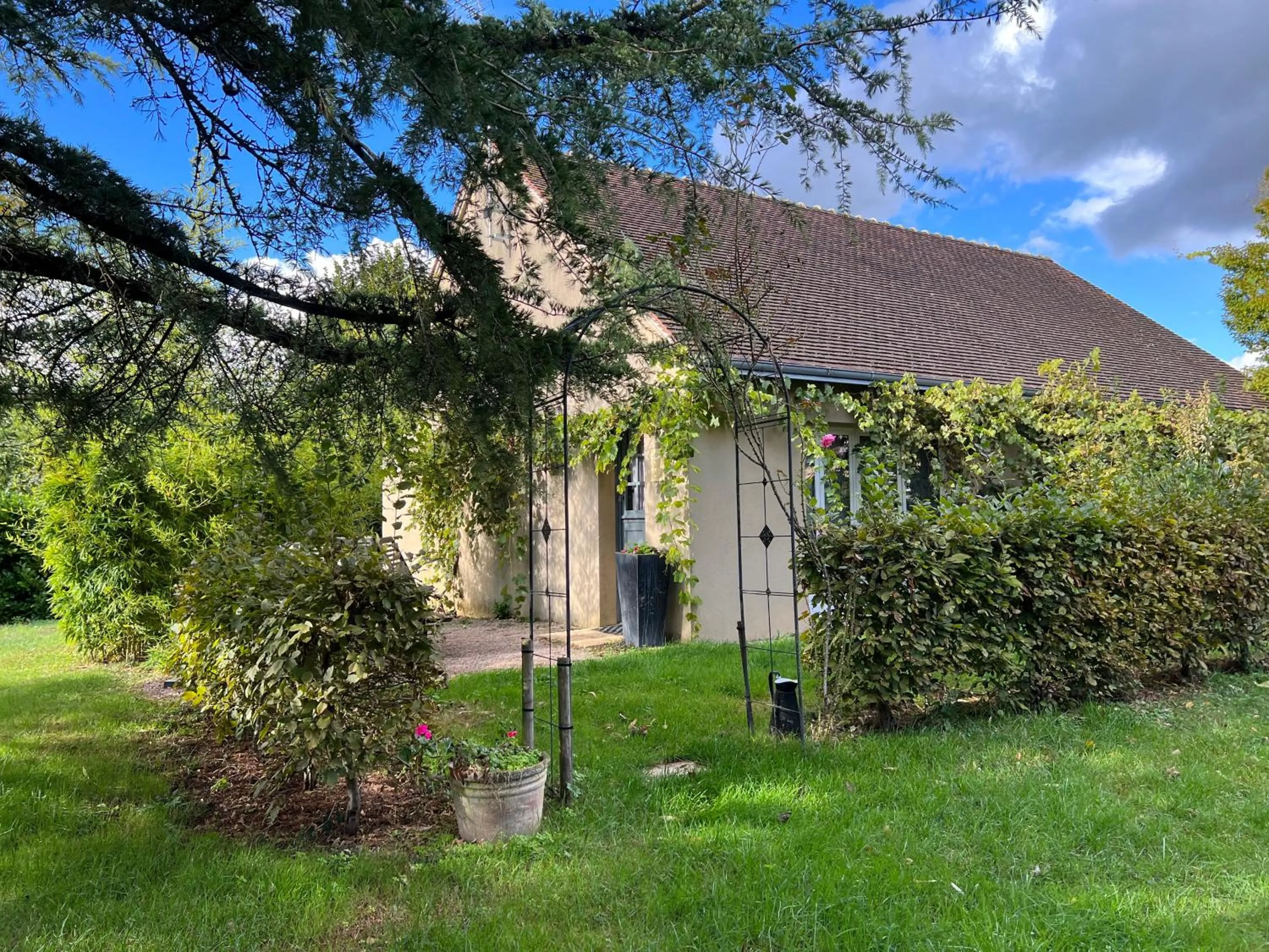 Facade/entrance in GSand Le Clos du May