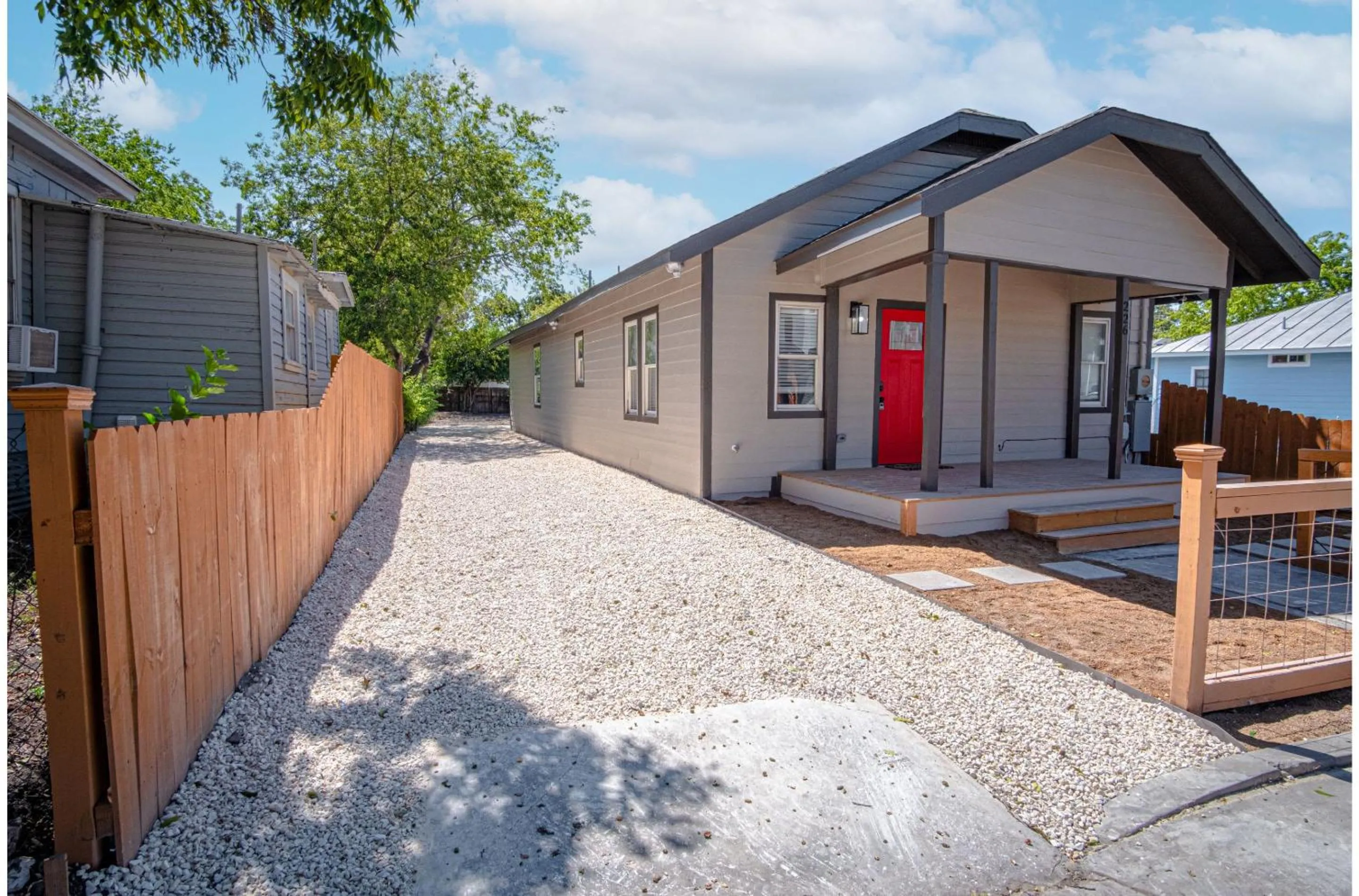 Delightfully Renovated 4 BR2 BA Near DT Riverwalk