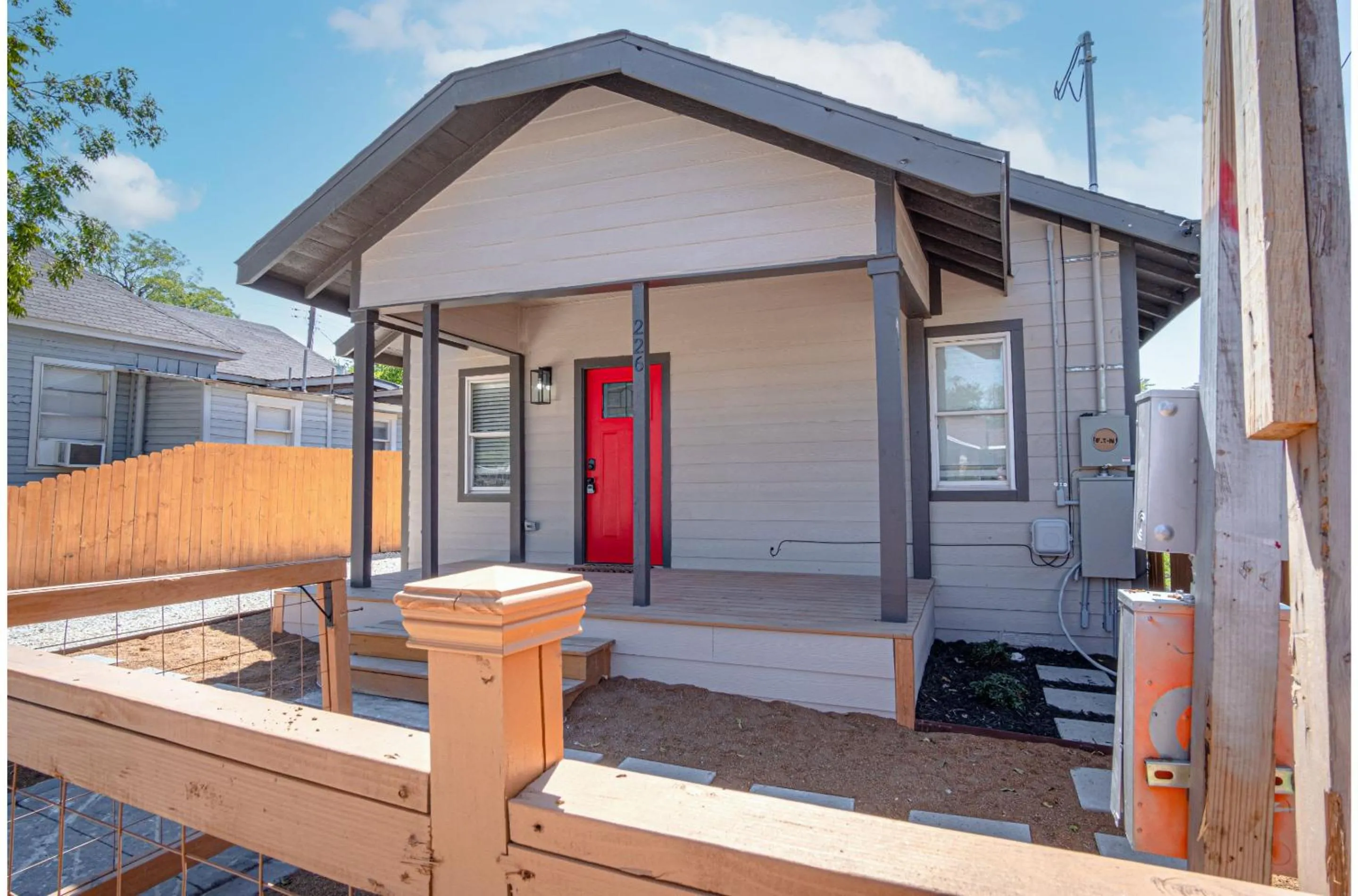 Delightfully Renovated 4 BR2 BA Near DT Riverwalk