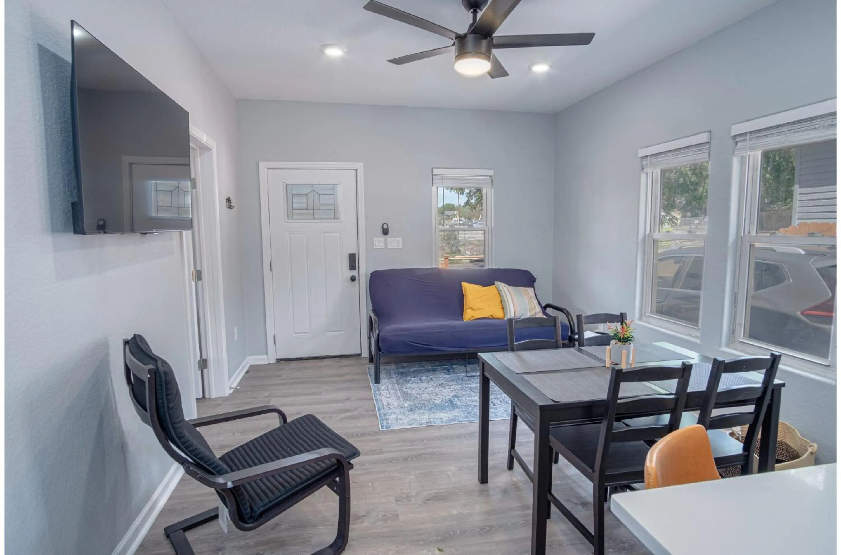 Delightfully Renovated 4 BR2 BA Near DT Riverwalk