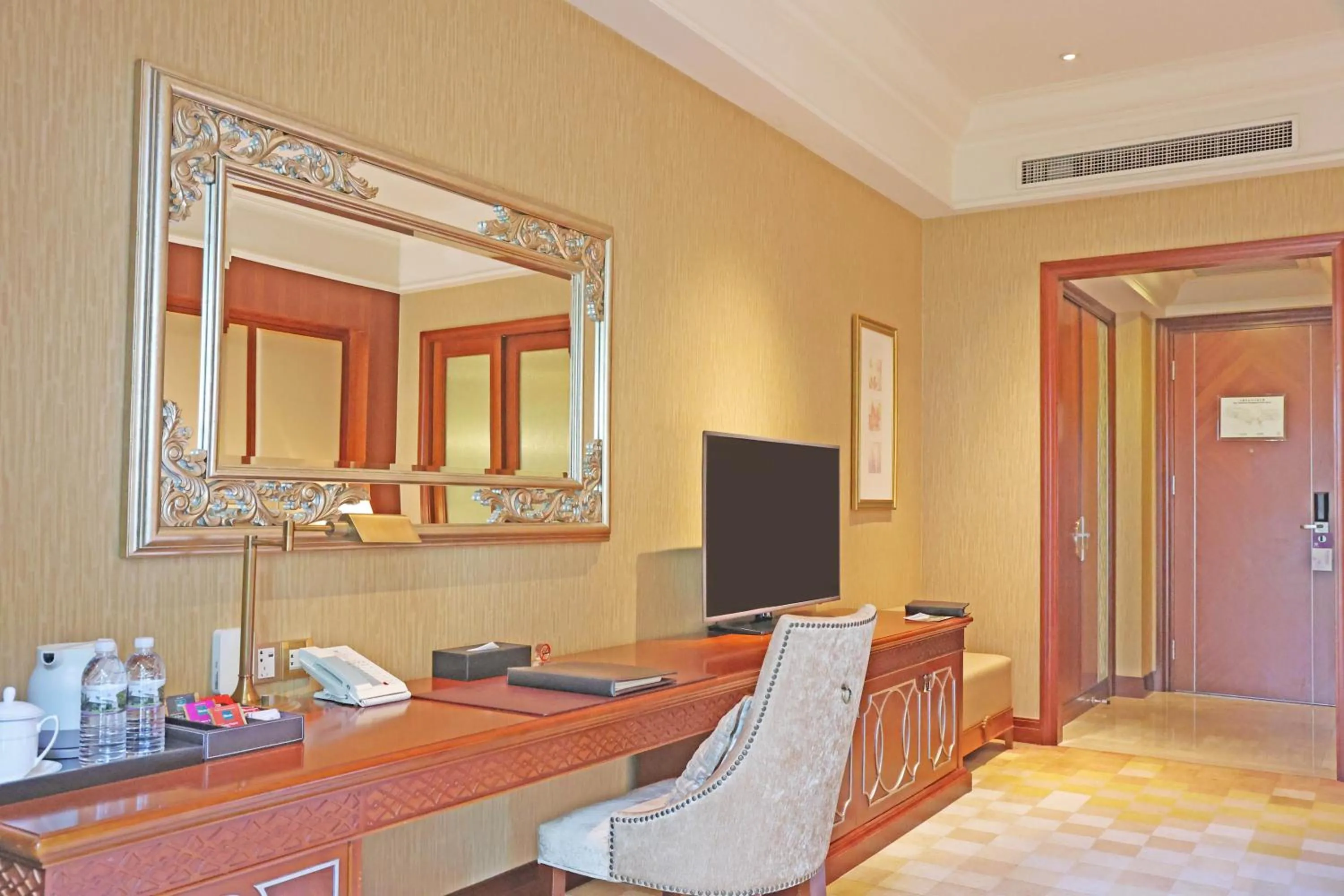 Deluxe King Room-East - single occupancy in Shanghai Dongjiao State Guest Hotel