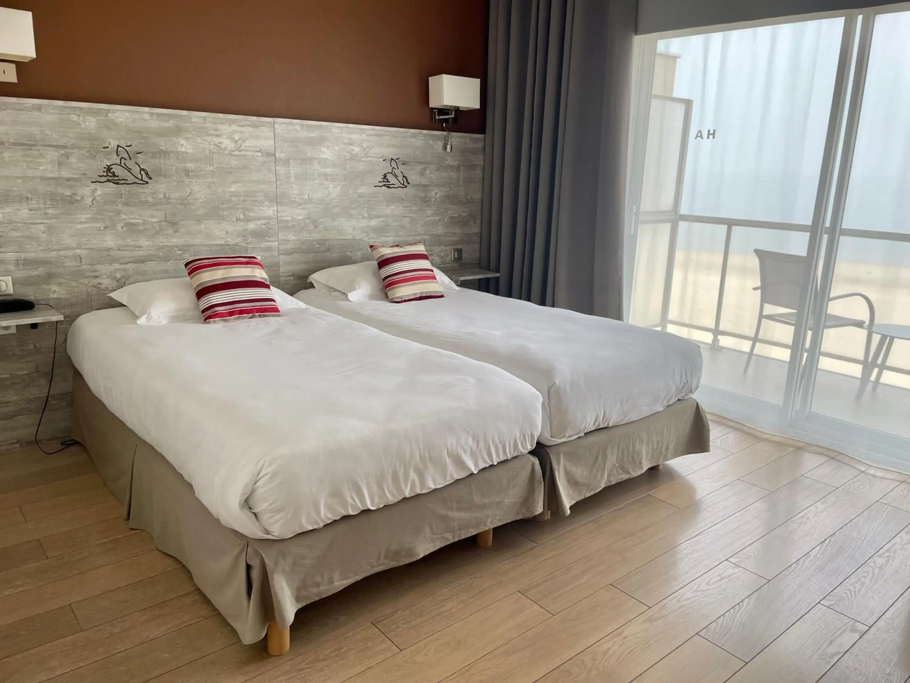 Twin Room with Sea View in Arc Hôtel Sur Mer Twin Room with Sea View in Arc Hôtel Sur Mer