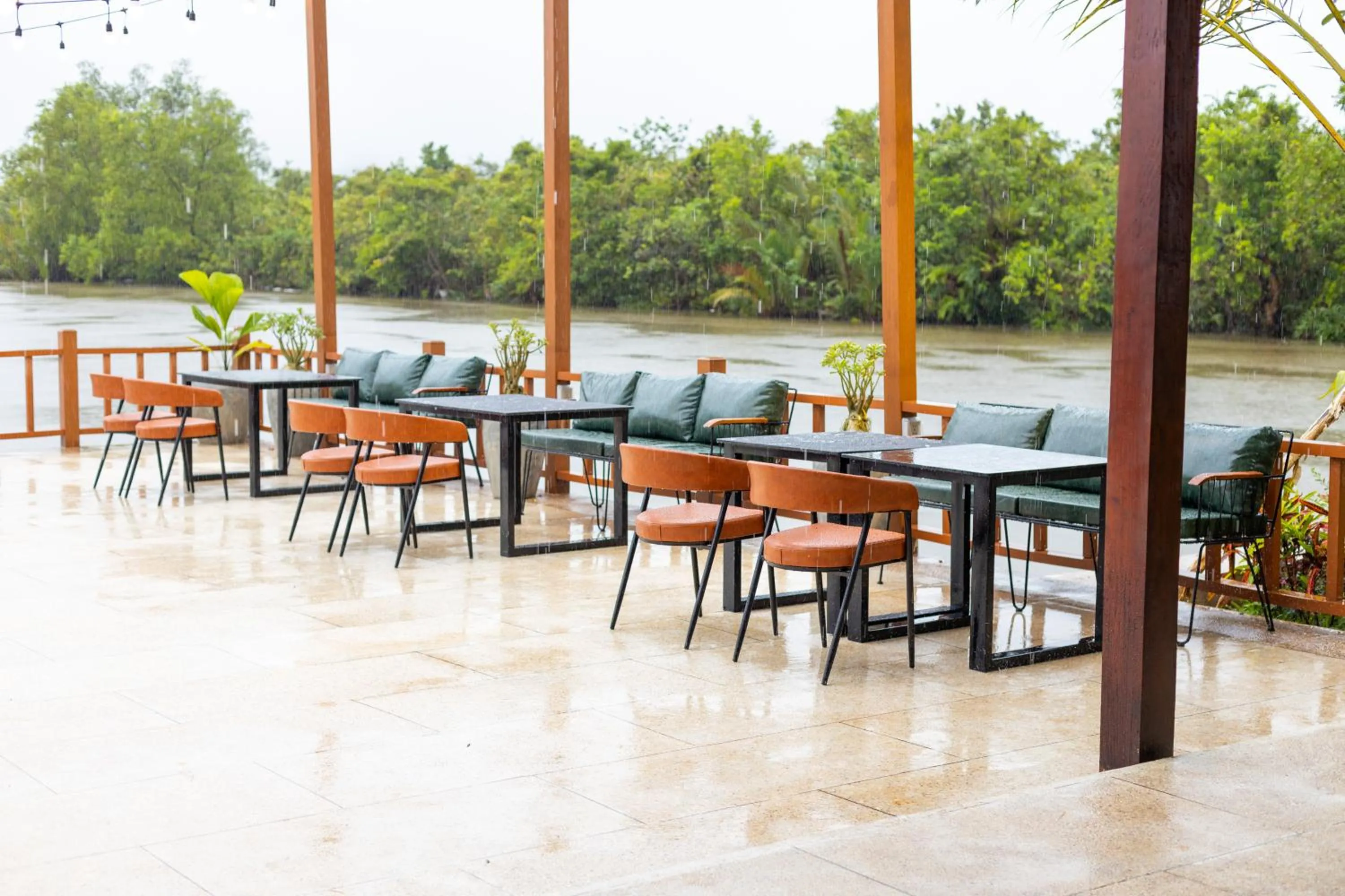 Restaurant/places to eat in SS Villa & Resort