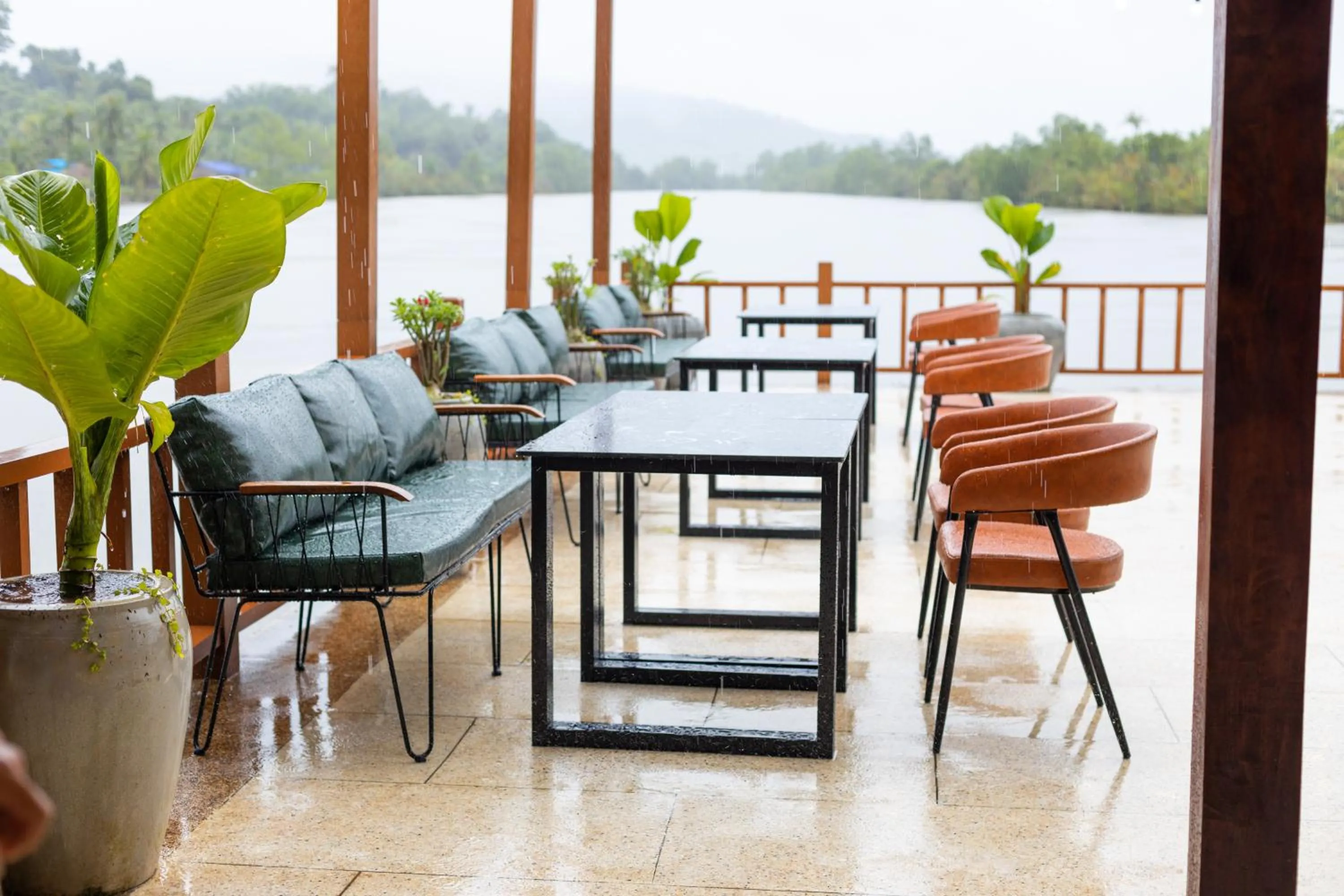 Restaurant/places to eat in SS Villa & Resort