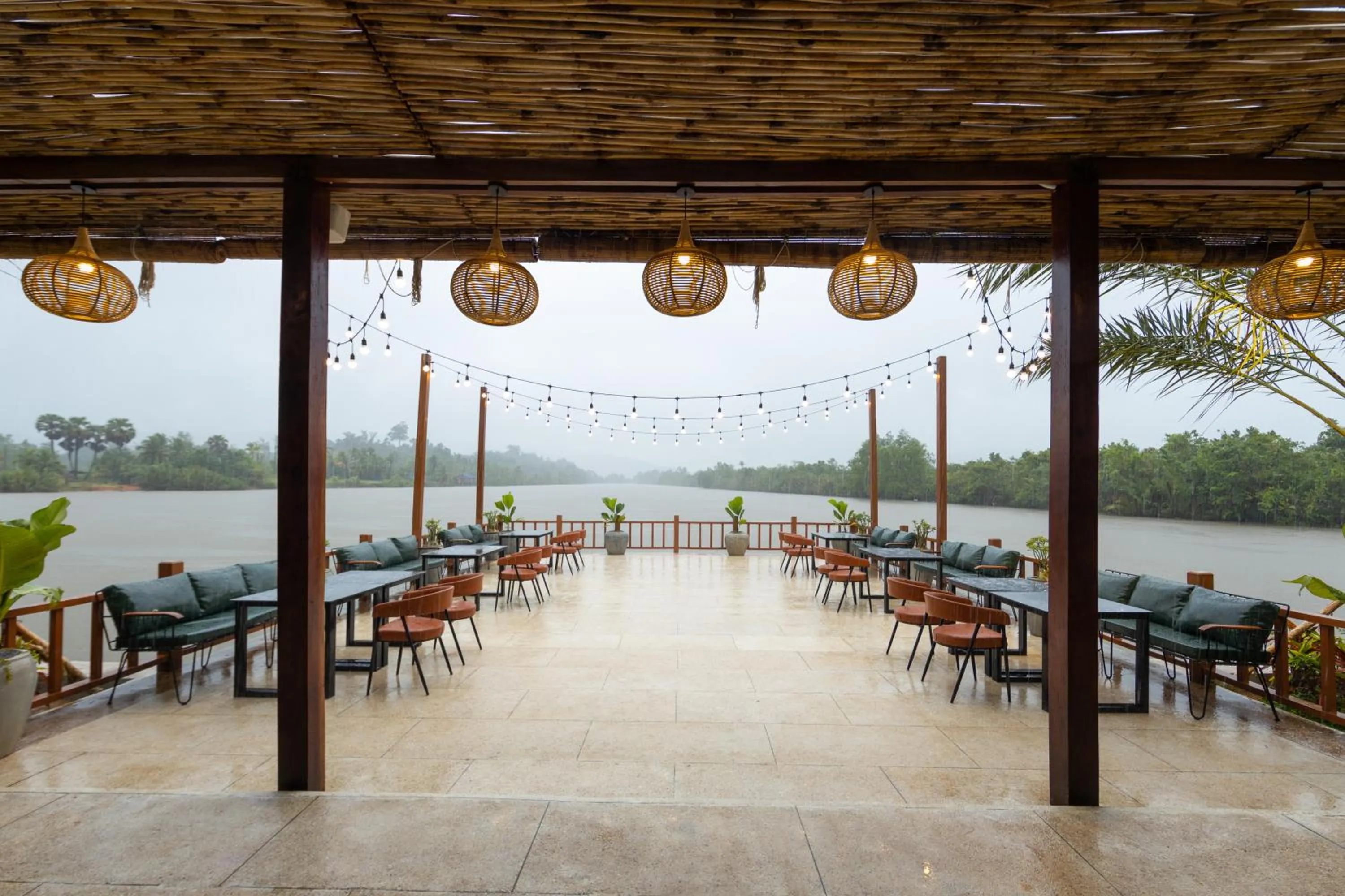 Restaurant/places to eat in SS Villa & Resort