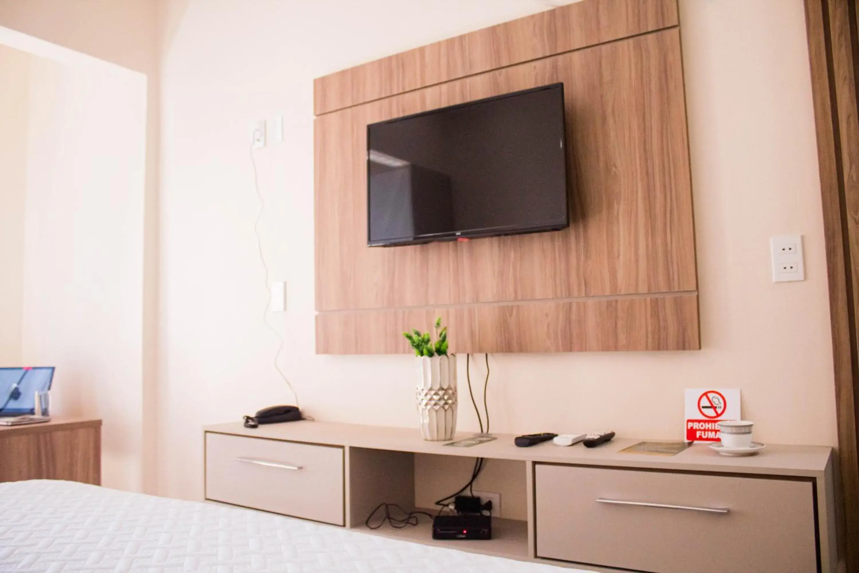 Communal lounge/ TV room, Bed in Liebling Hotel Ciudad del Este Communal lounge/ TV room, Bed in Liebling Hotel Ciudad del Este