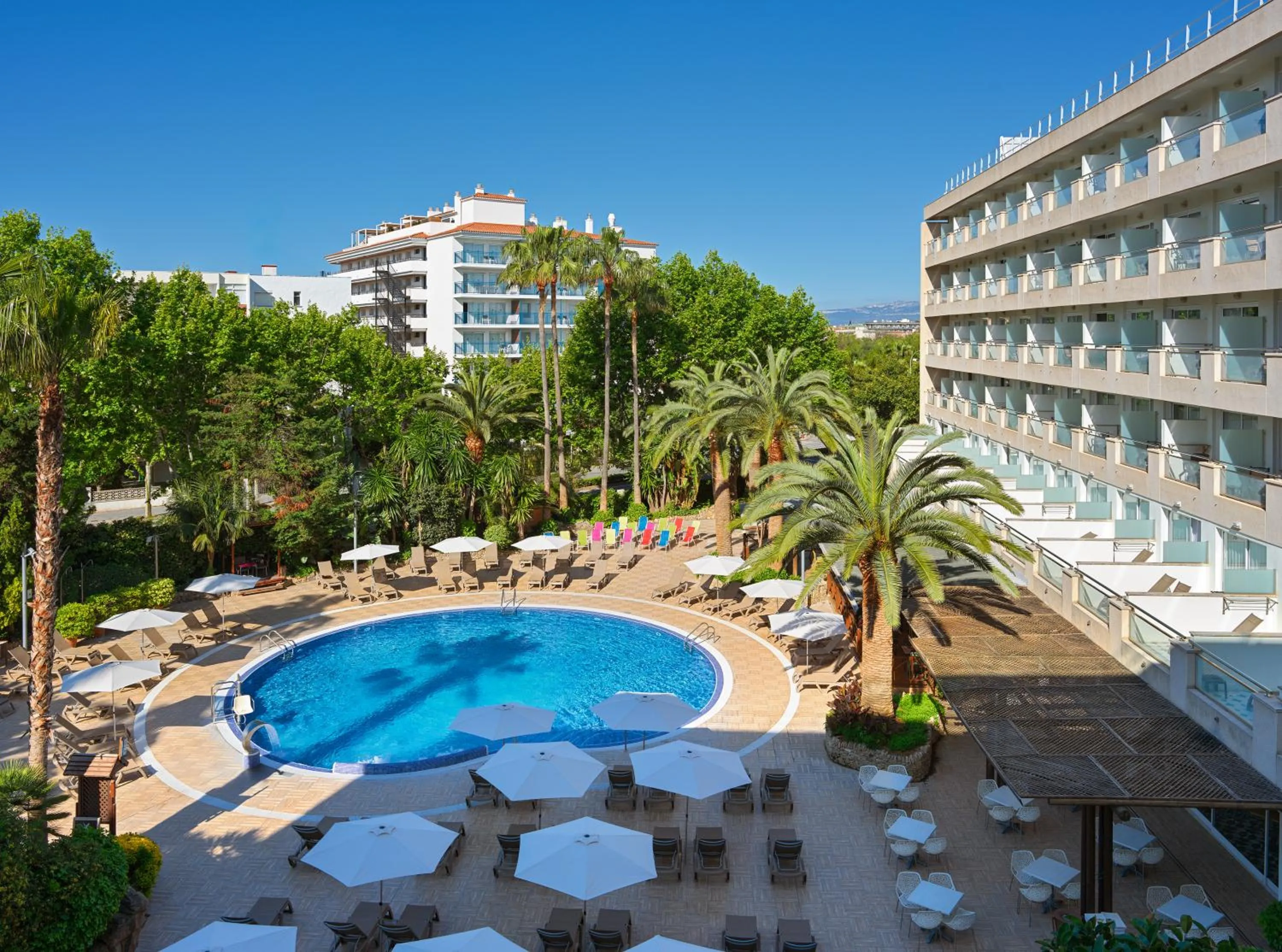 Swimming pool in H10 Vintage Salou - Adults Only