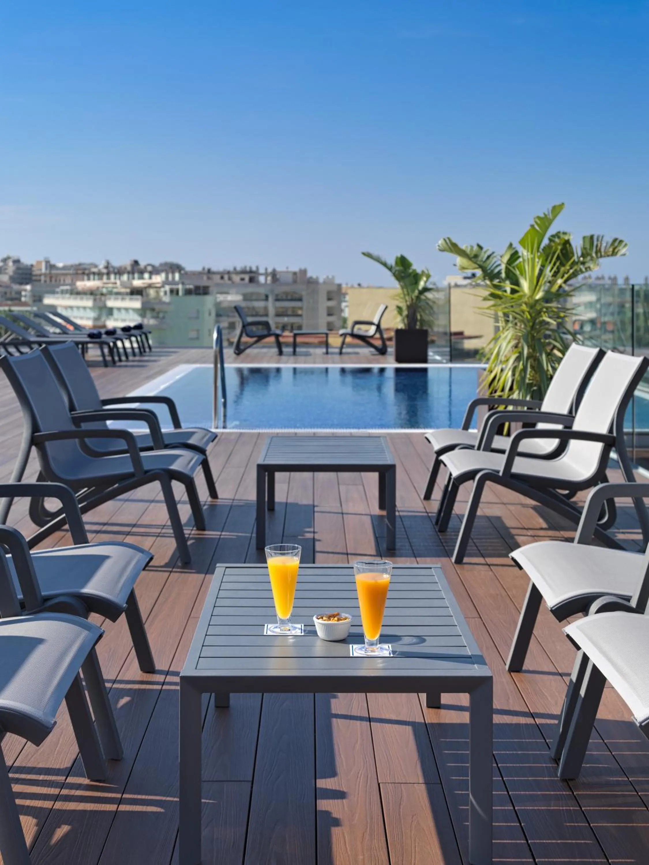 Swimming pool in H10 Vintage Salou - Adults Only