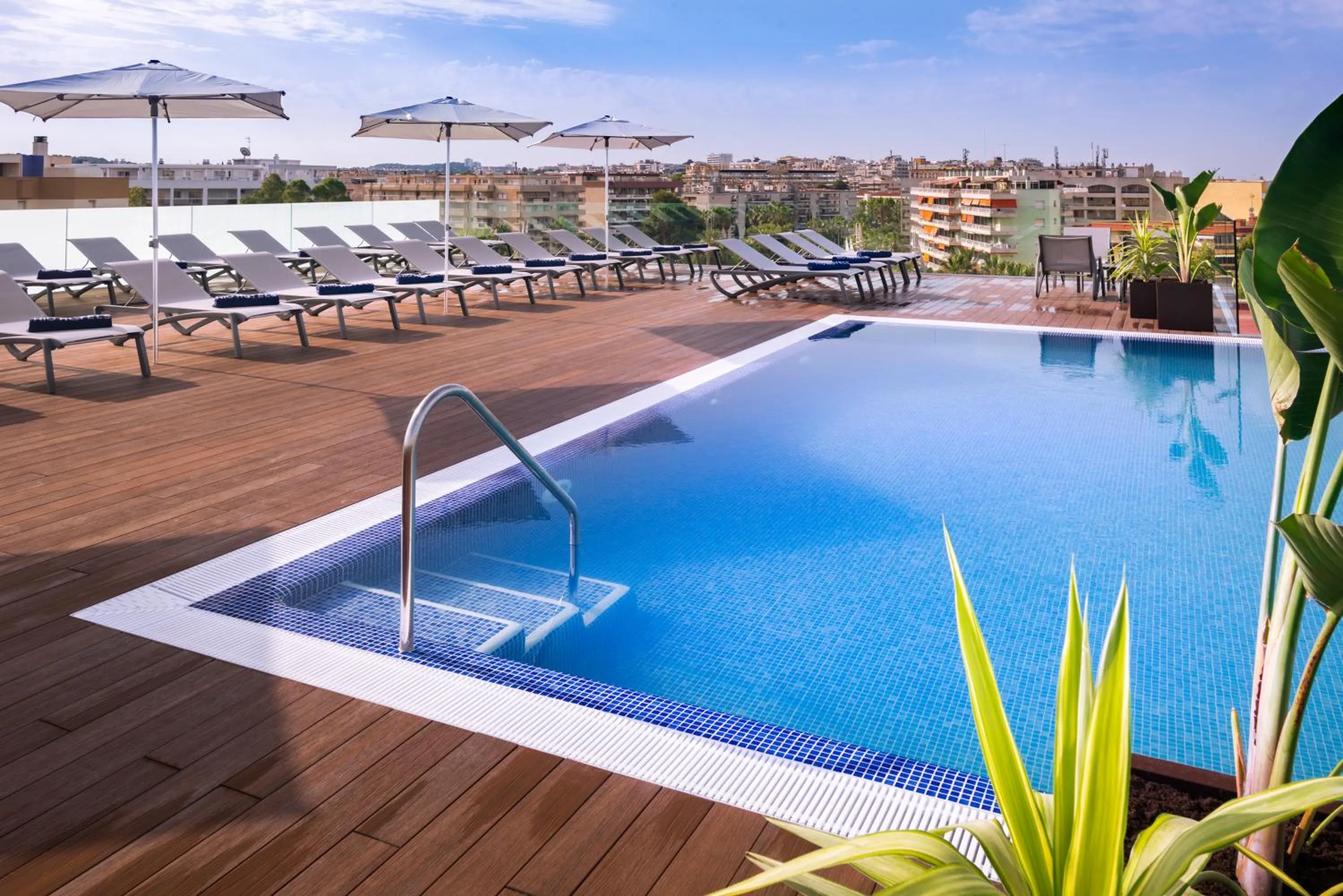 Swimming pool in H10 Vintage Salou - Adults Only