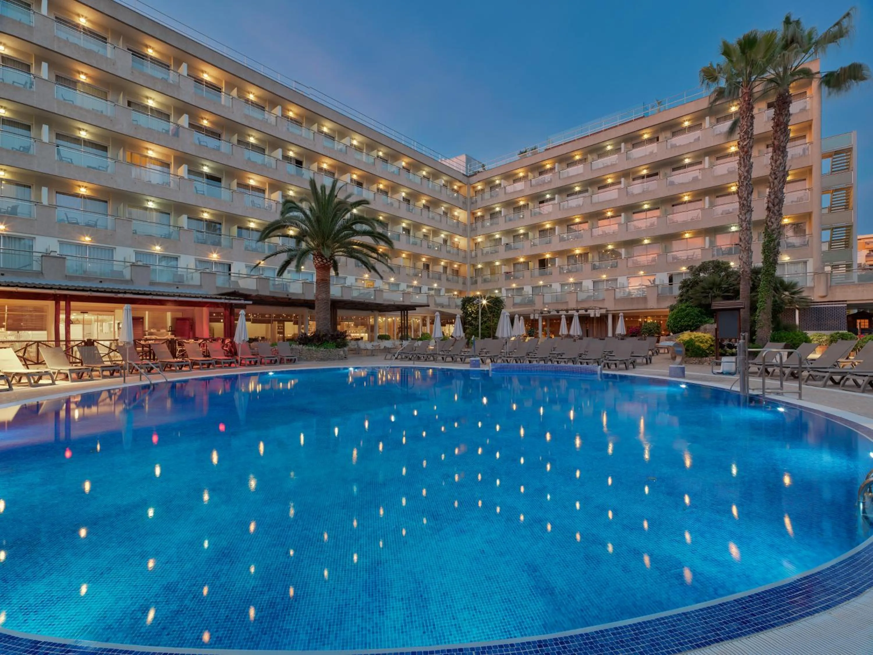 Swimming pool in H10 Vintage Salou - Adults Only