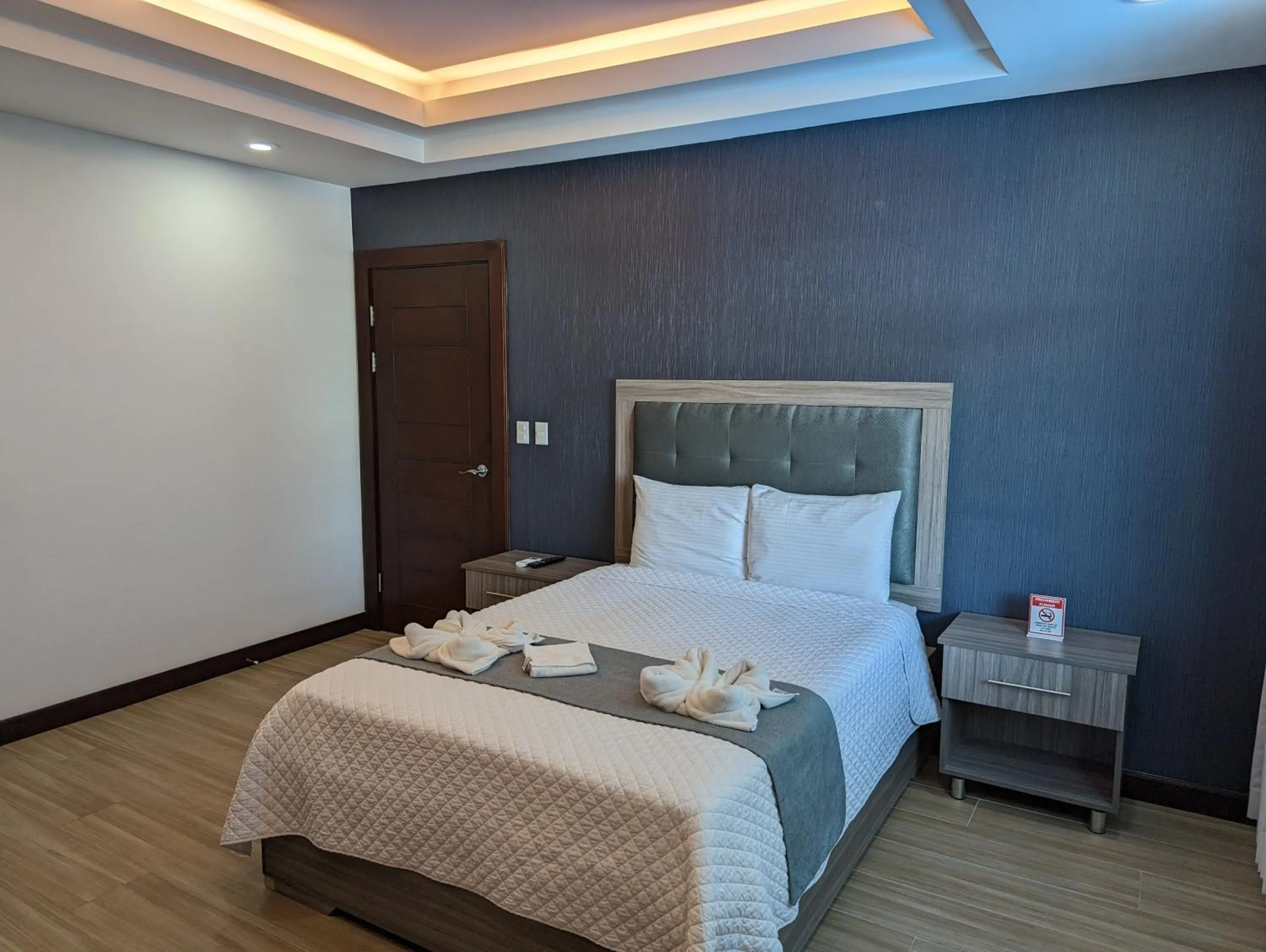 Photo of the whole room, Bed in Hotel Cayuga