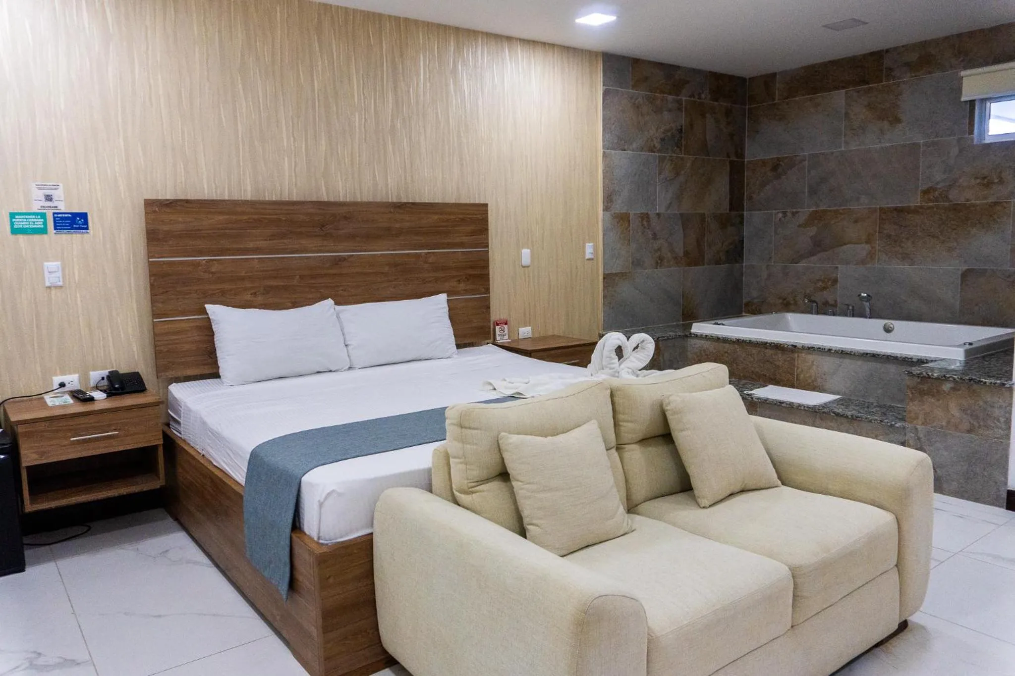 Bedroom, Bed in Hotel Cayuga