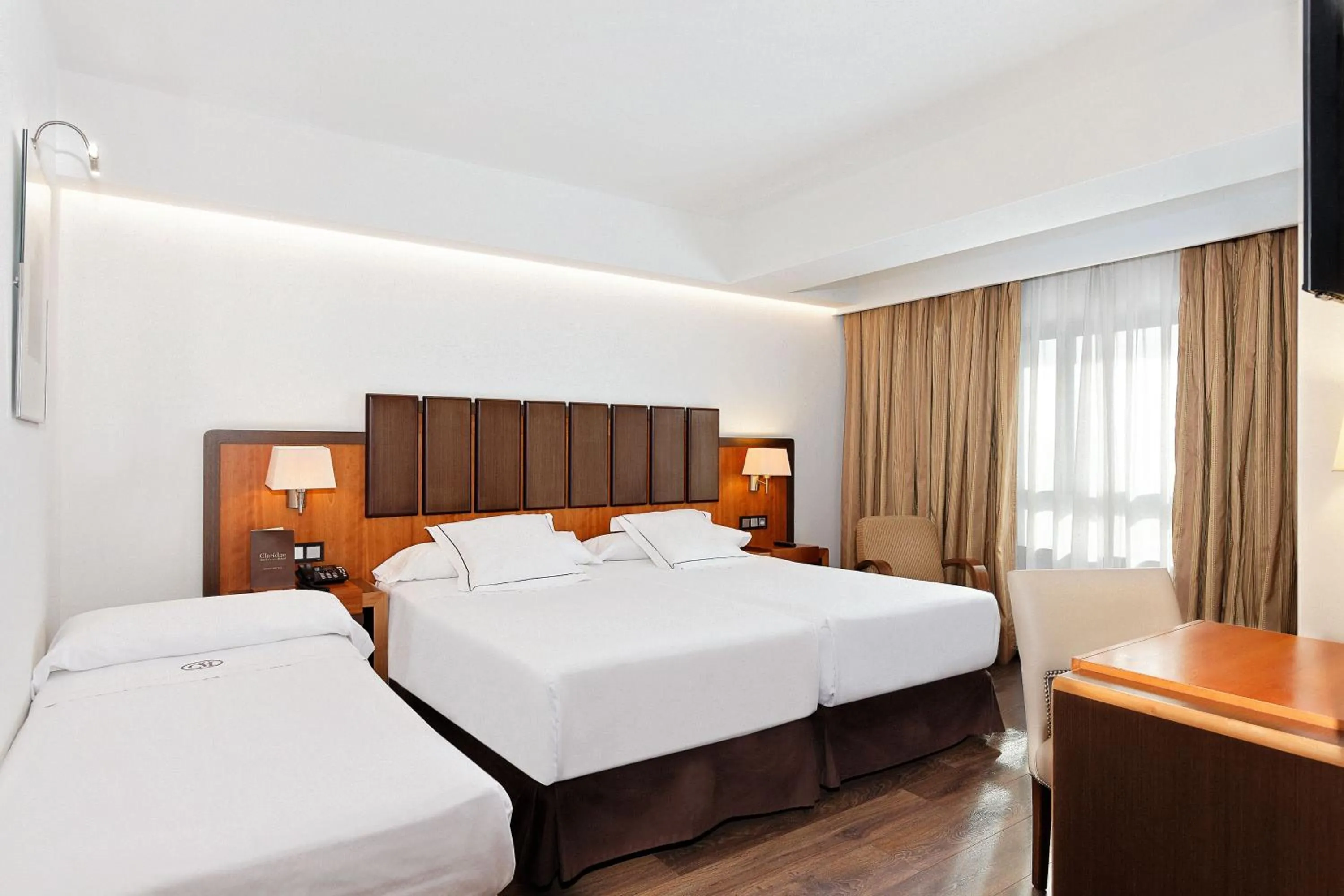 Photo of the whole room, Bed in Claridge Madrid