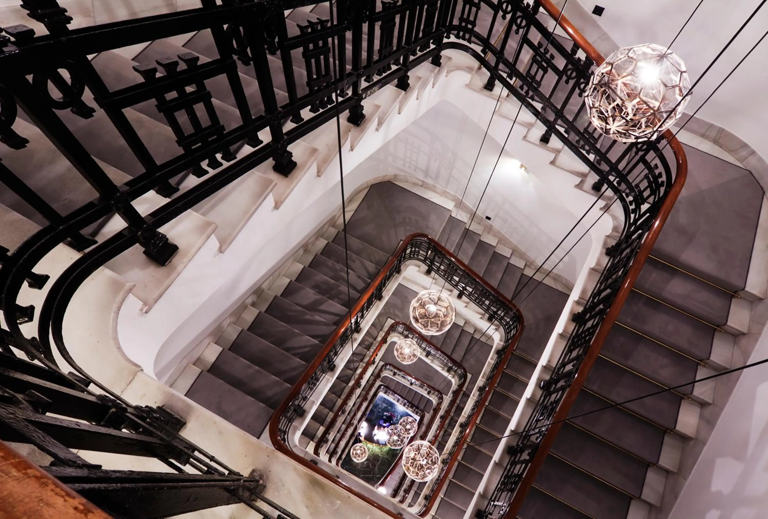 Decorative detail in One Shot Reina Victoria