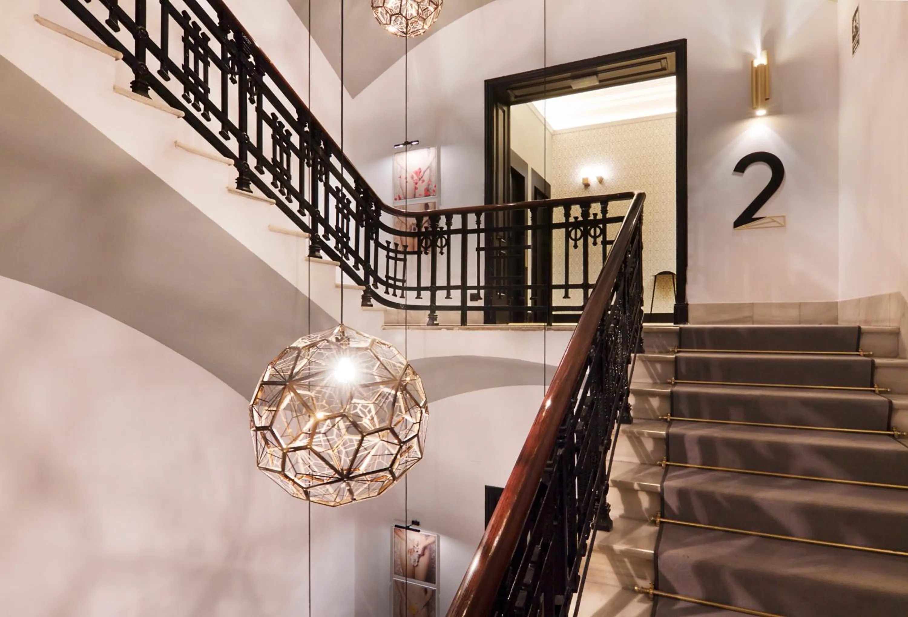 Decorative detail in One Shot Reina Victoria