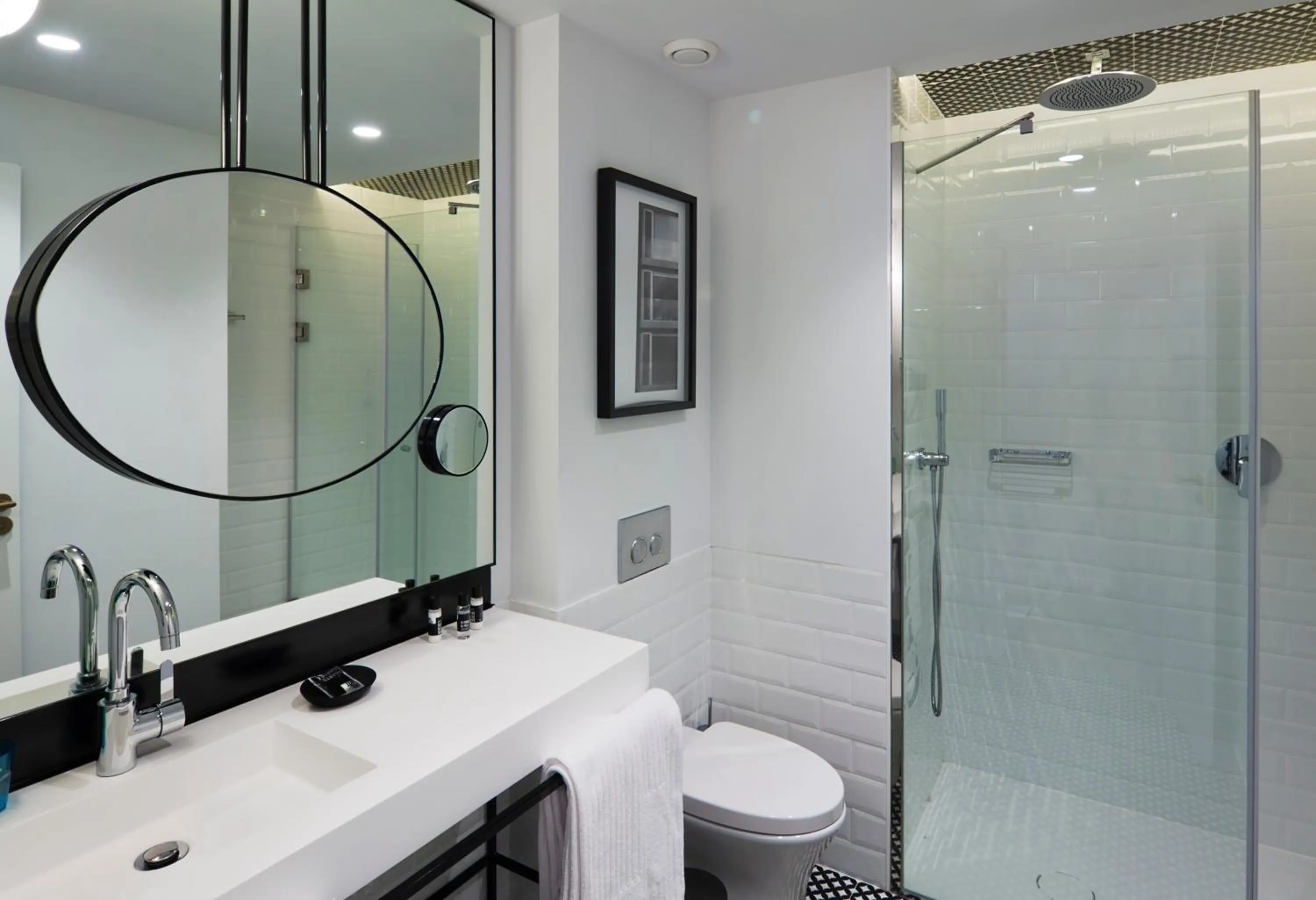 Shower in One Shot Reina Victoria