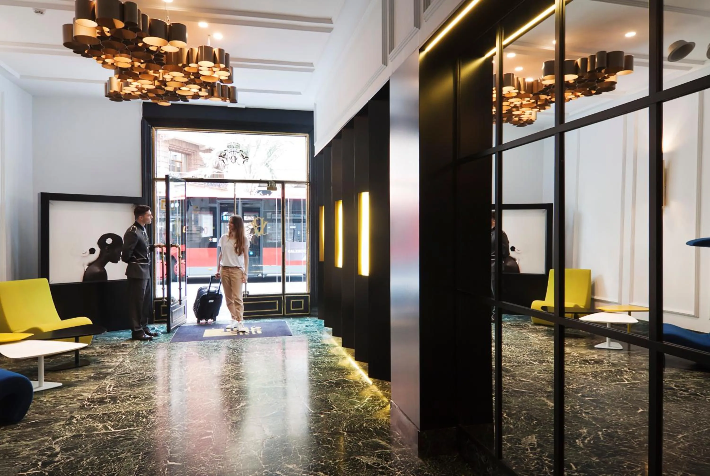 People in One Shot Reina Victoria