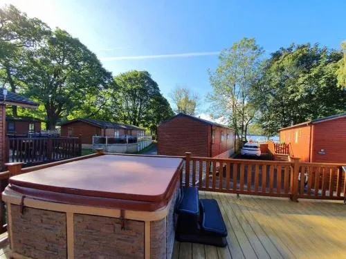 Jaw-Dropping Lodge with Hot Tub on Lake Windermere