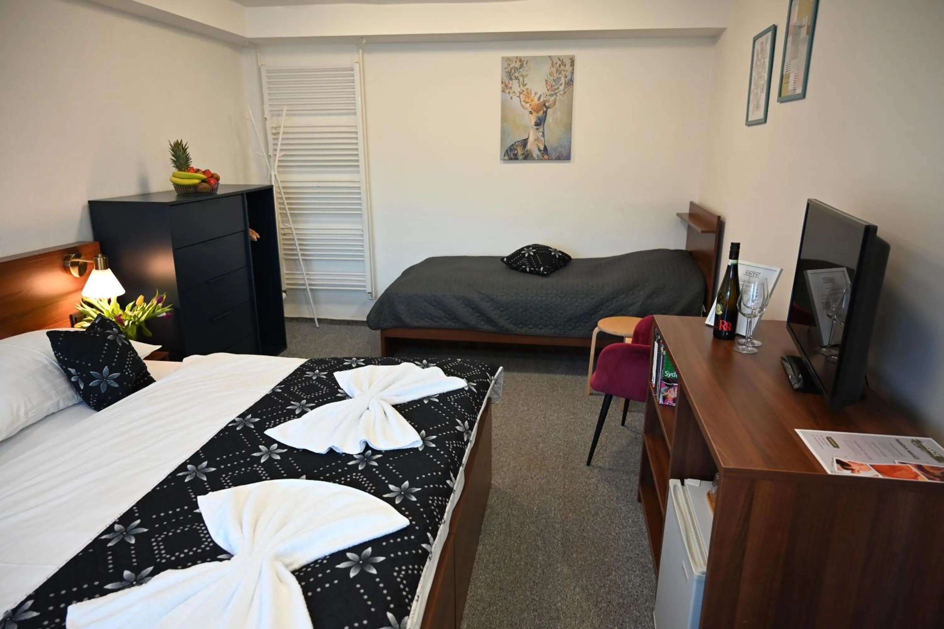 Communal lounge/ TV room, Bed in Hotel Vincent