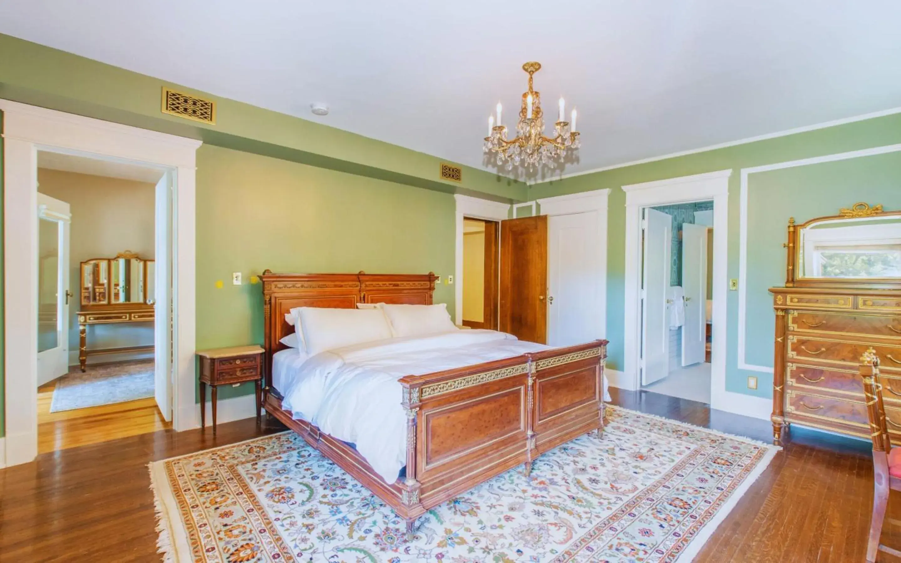 Deluxe King Room in Martha's Bed and Breakfast Deluxe King Room in Martha's Bed and Breakfast