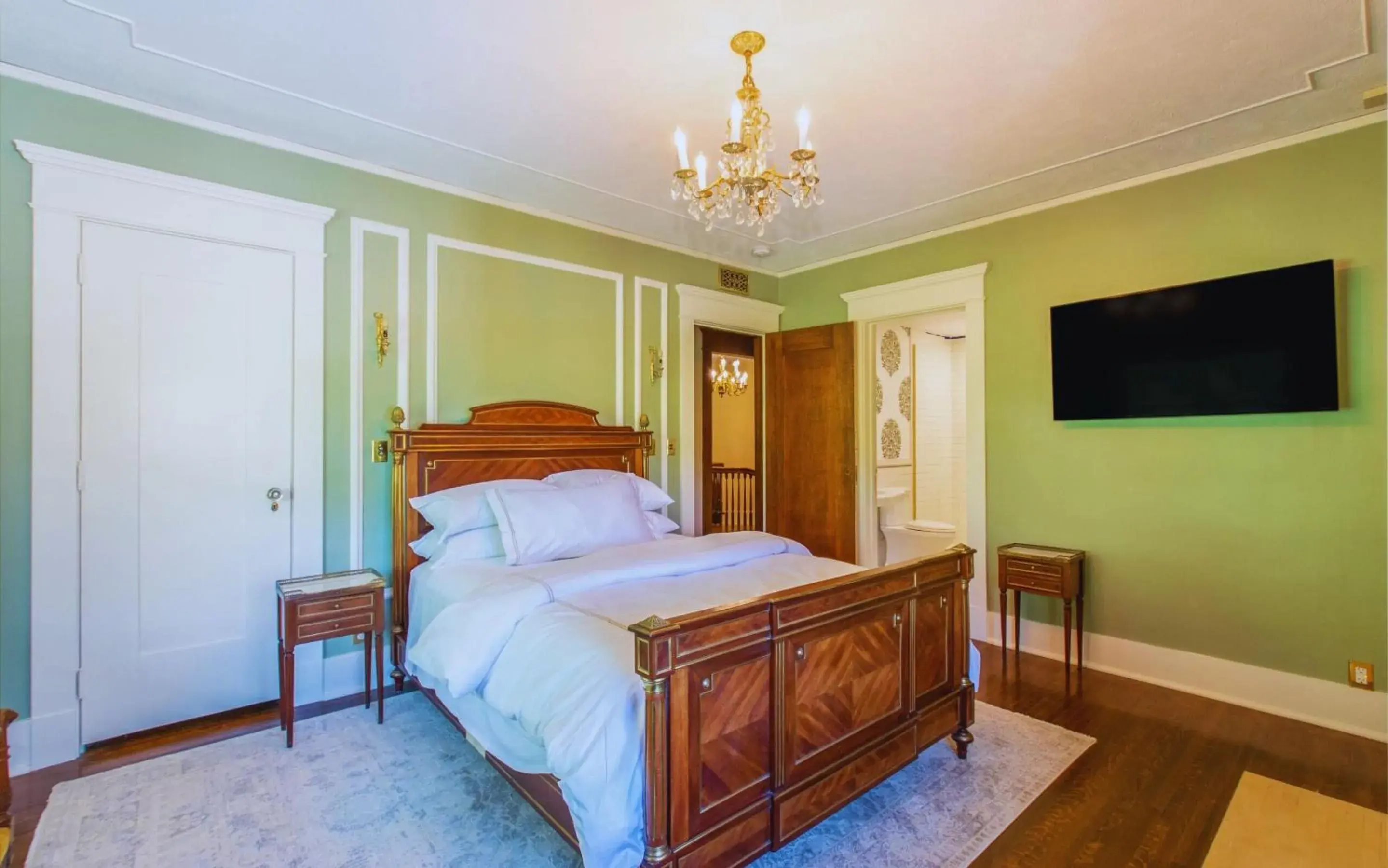 Deluxe Queen Room in Martha's Bed and Breakfast Deluxe Queen Room in Martha's Bed and Breakfast