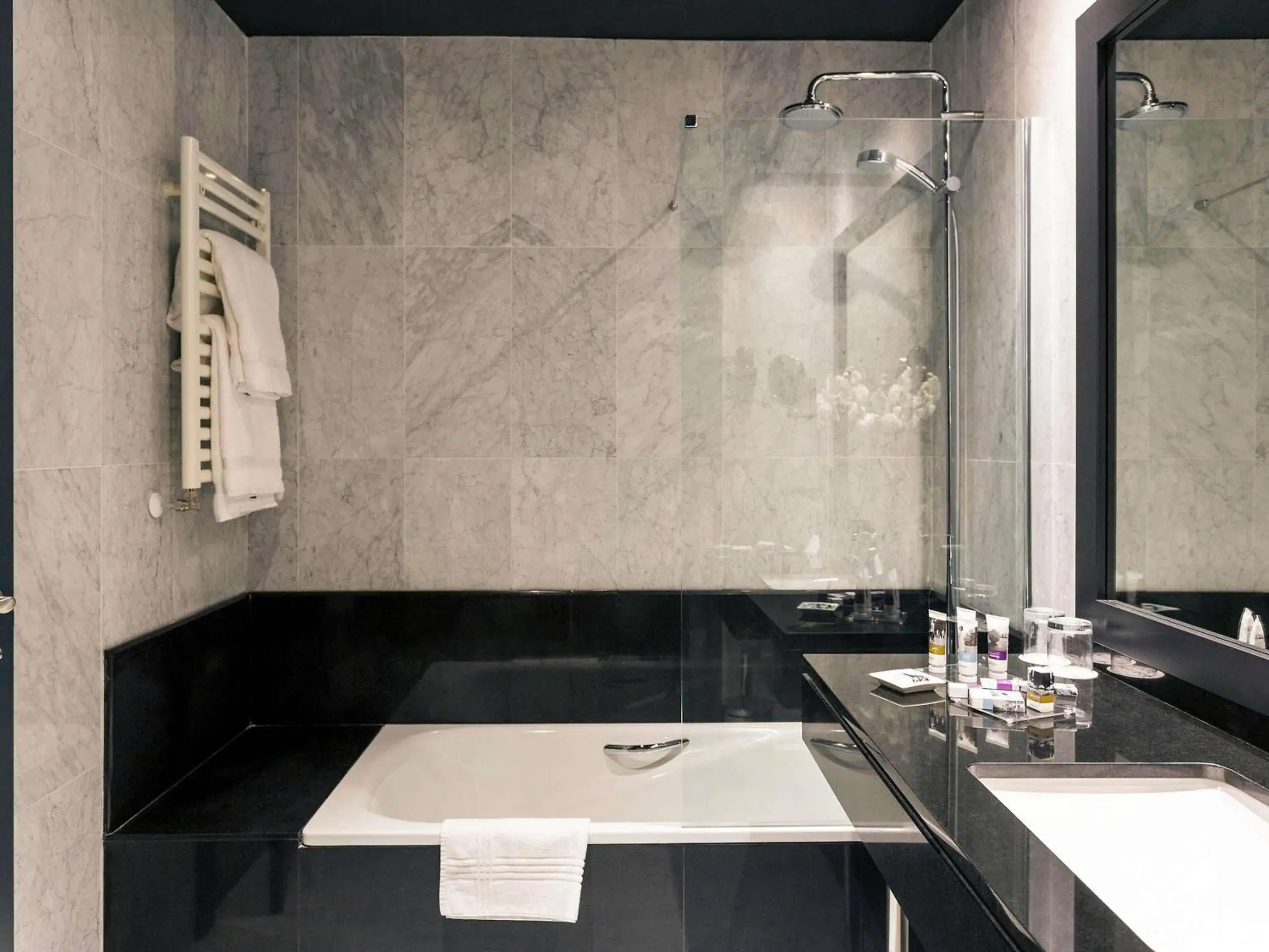 Bedroom in Hotel Mercure Jardines de Albia Bedroom in Hotel Mercure Jardines de Albia