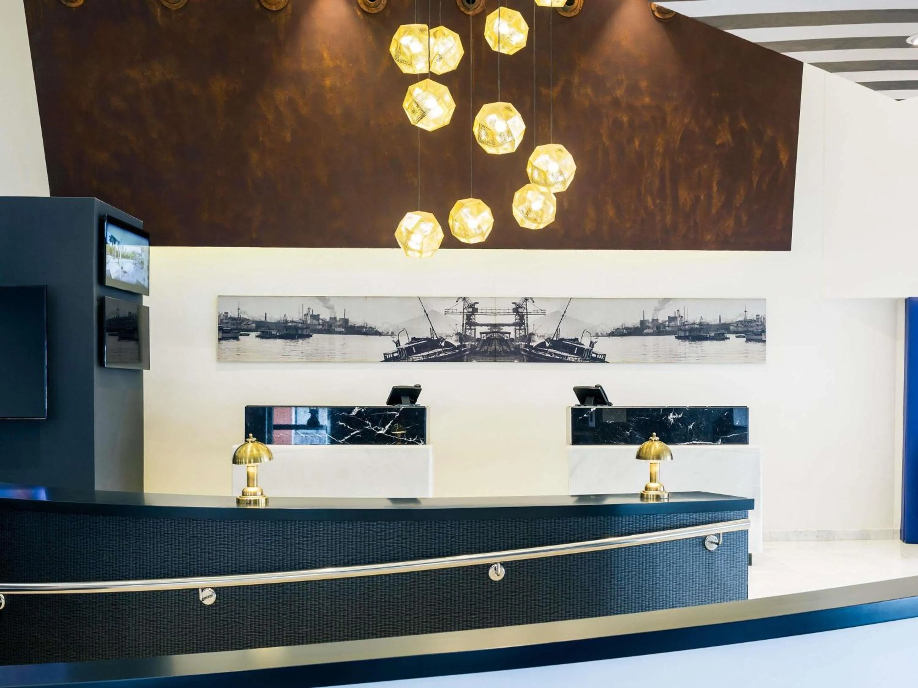 Property building in Hotel Mercure Jardines de Albia