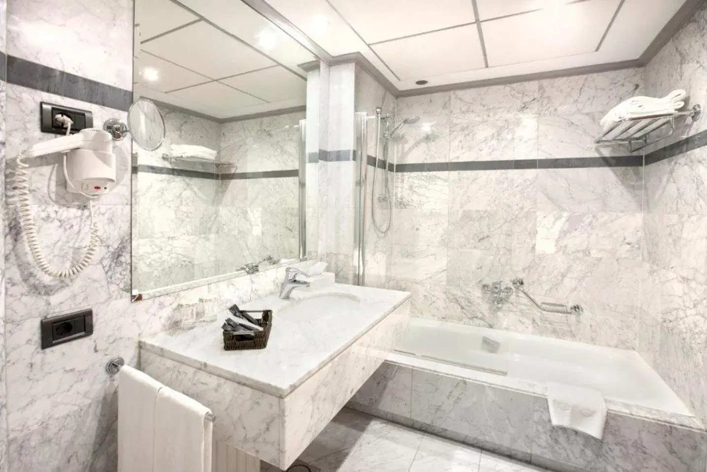 Standard Quadruple Room in Hotel Gran Via Standard Quadruple Room in Hotel Gran Via